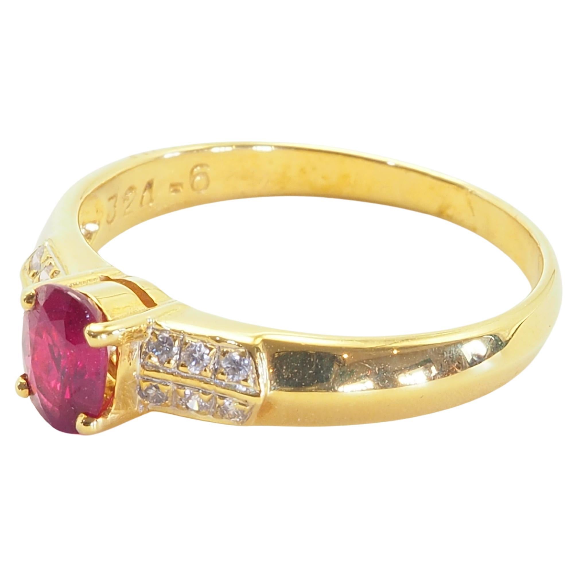 Este maravilloso anillo ostenta un vívido rubí rojo de corte ovalado de 0,55 quilates procedente de Tailandia. El impresionante rubí de talla ovalada es en su mayor parte transparente, con ligeras inclusiones, y está engastado en medio de 12