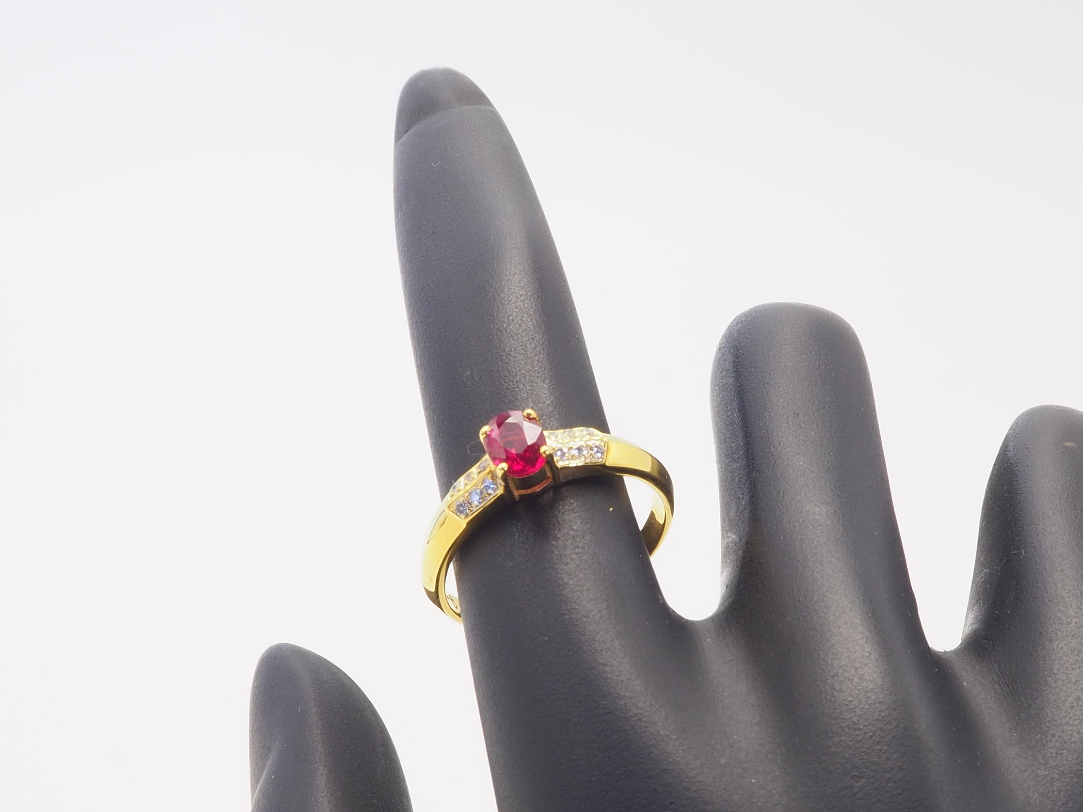 Anillo fino de oro de 18 quilates con rubí rojo vivo ovalado de 0,55 quilates y diamante de 0,07 quilates 1