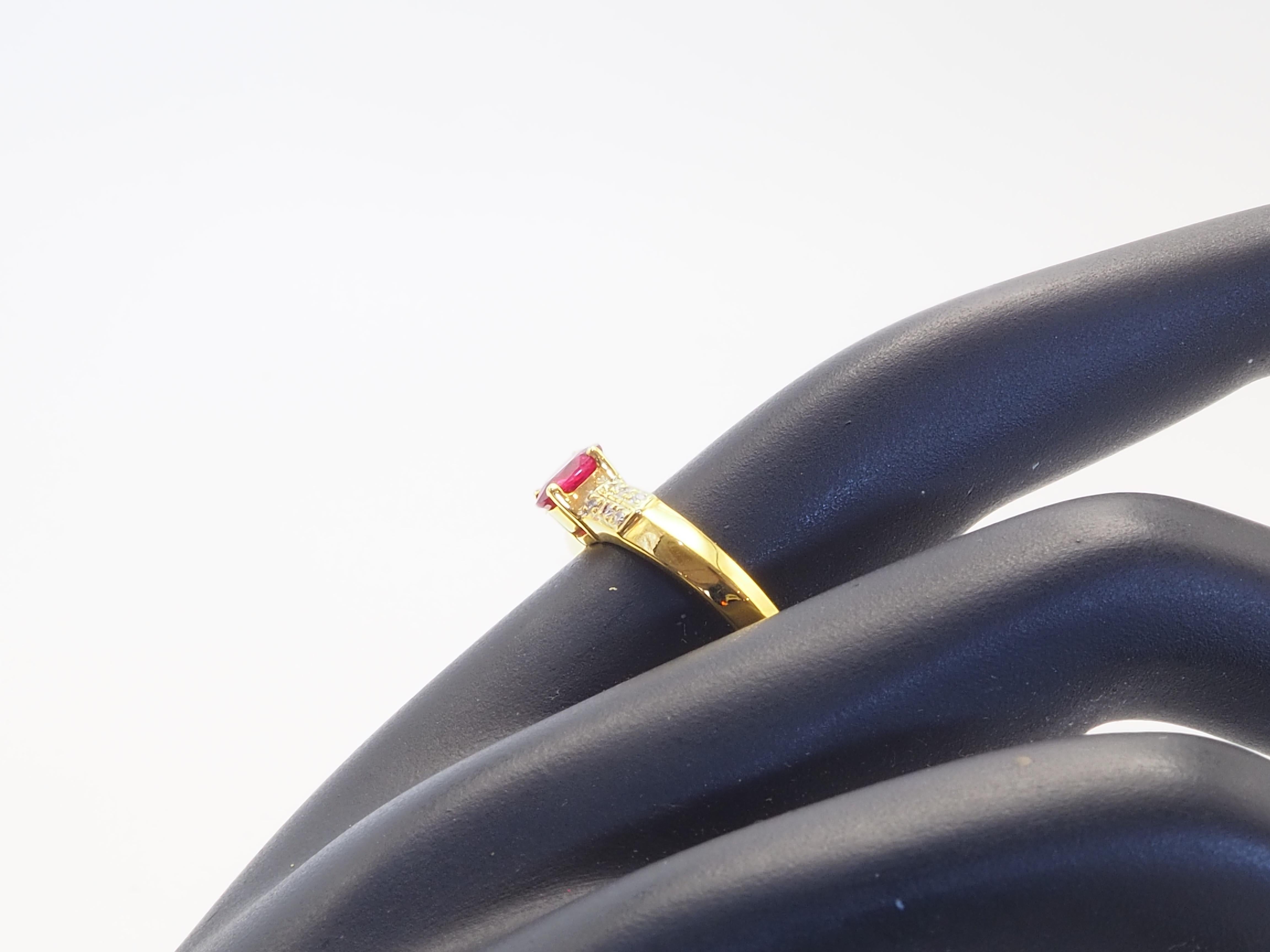 Anillo fino de oro de 18 quilates con rubí rojo vivo ovalado de 0,55 quilates y diamante de 0,07 quilates 2
