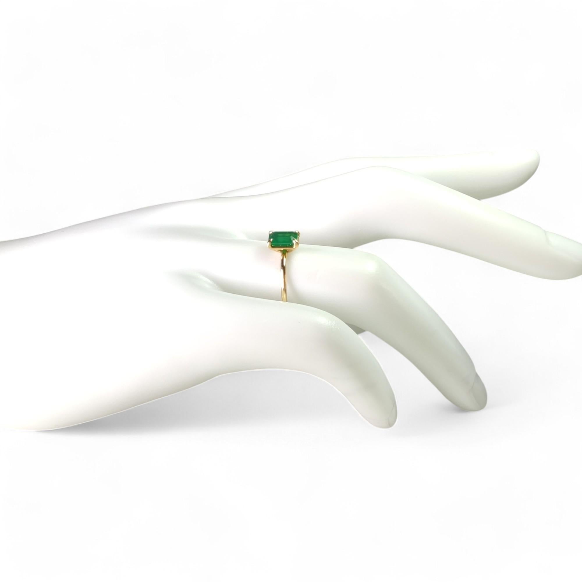 Contemporary 18K Gold 0.56 Carat Emerald Solitaire Ring - Perfect Gift for Engagement For Sale