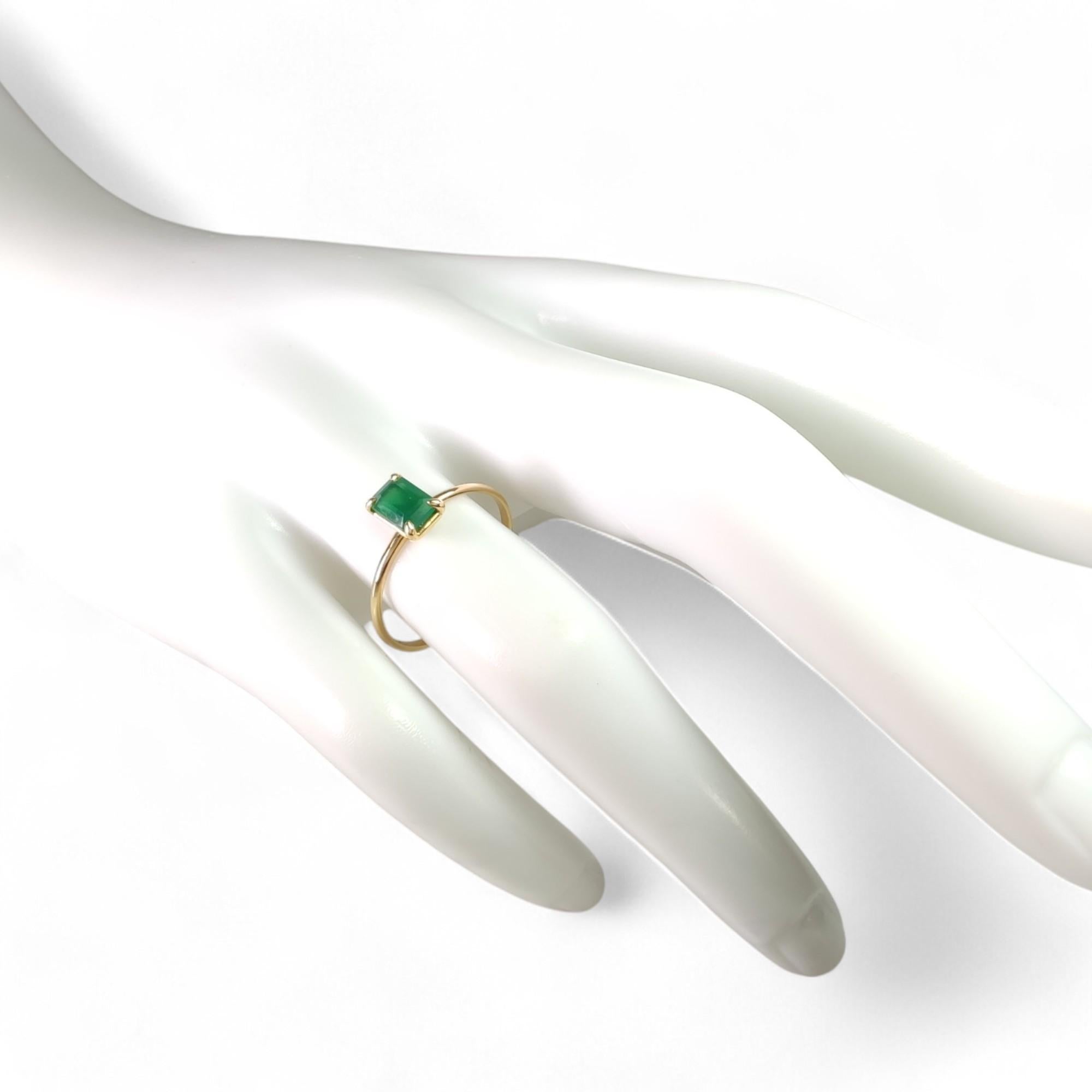 18K Gold 0.56 Carat Emerald Solitaire Ring - Perfect Gift for Engagement In New Condition For Sale In Sant Josep de sa Talaia, IB