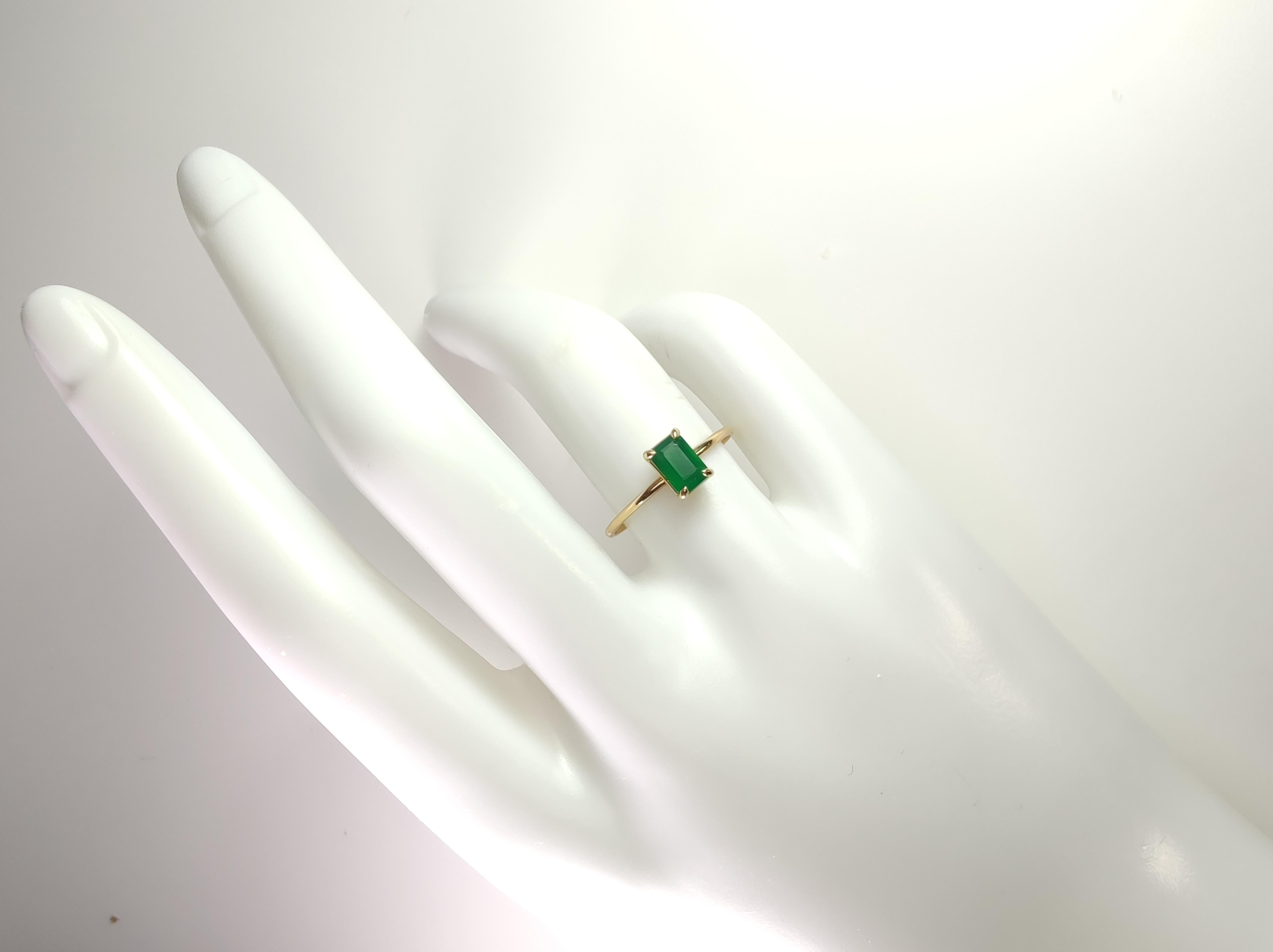 Women's 18K Gold 0.56 Carat Emerald Solitaire Ring - Perfect Gift for Engagement For Sale