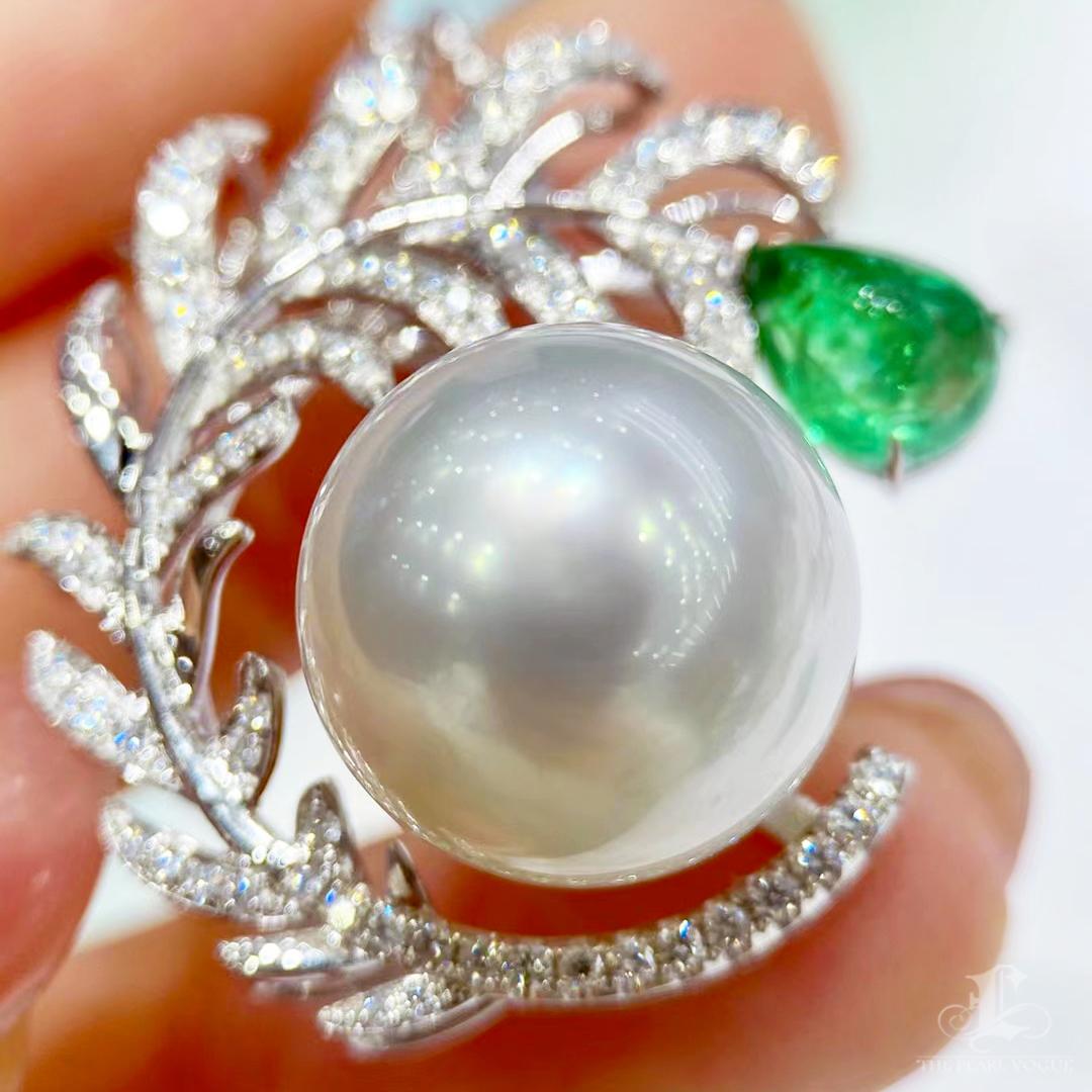 【Vine Symphony】Dewdrop Leaf Aurora South Sea Pearl & Emerald Pendant In New Condition For Sale In New York, NY