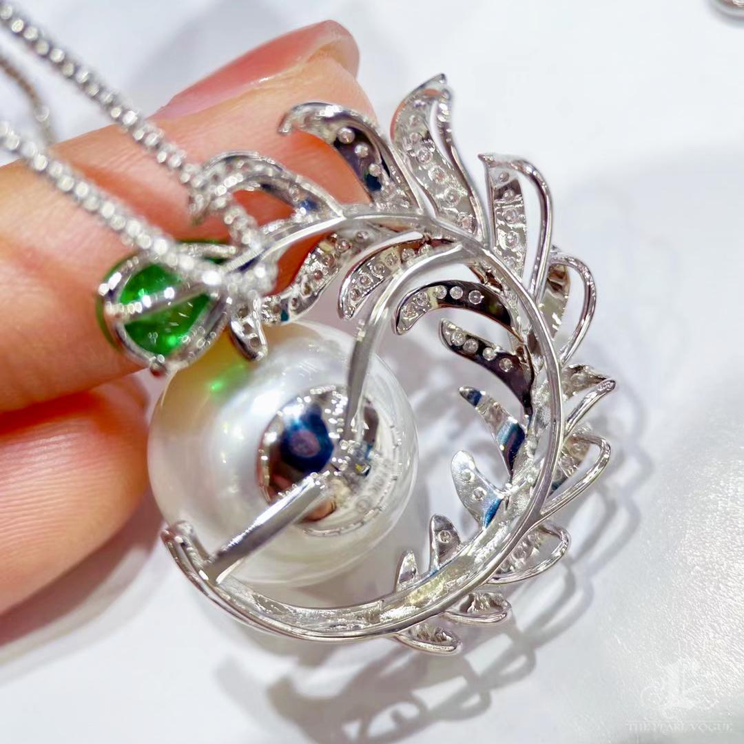 【Vine Symphony】Dewdrop Leaf Aurora South Sea Pearl & Emerald Pendant For Sale 1