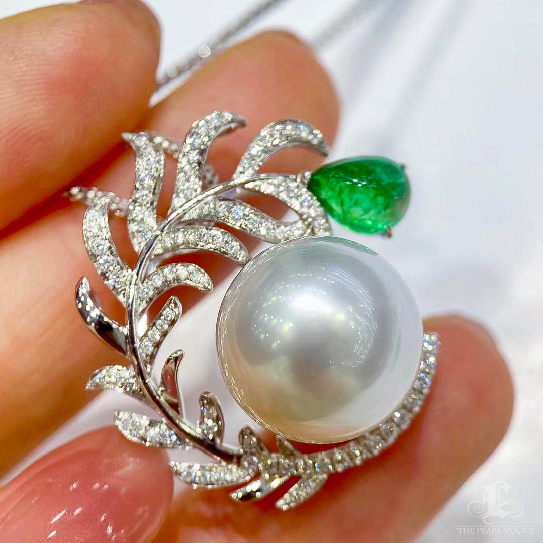 【Vine Symphony】Dewdrop Leaf Aurora South Sea Pearl & Emerald Pendant For Sale 2