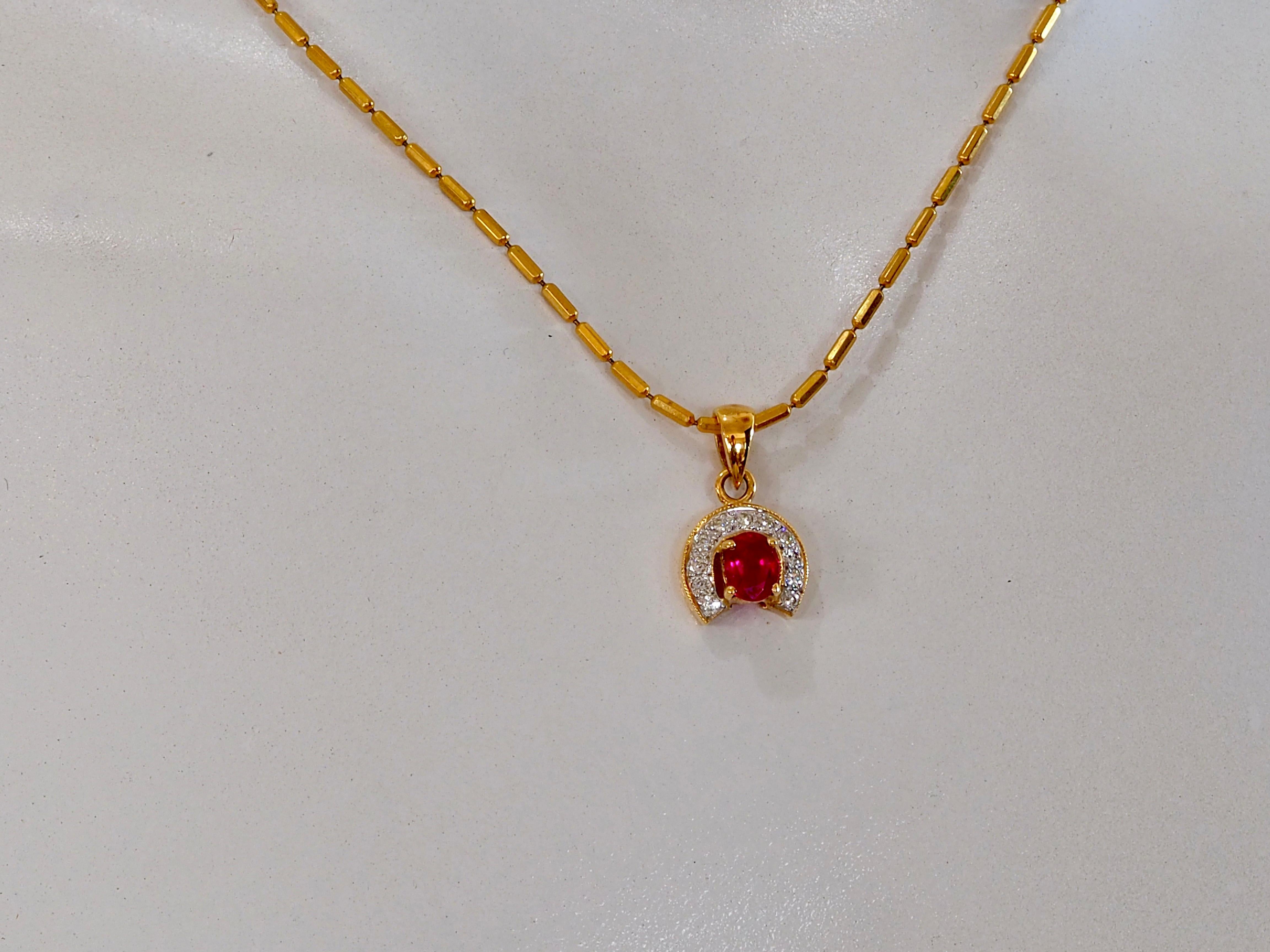 Pendentif en or 18K 0.58ct Rubis ovale et 0.12ct Diamant Horseshoe Enhancer en vente 1