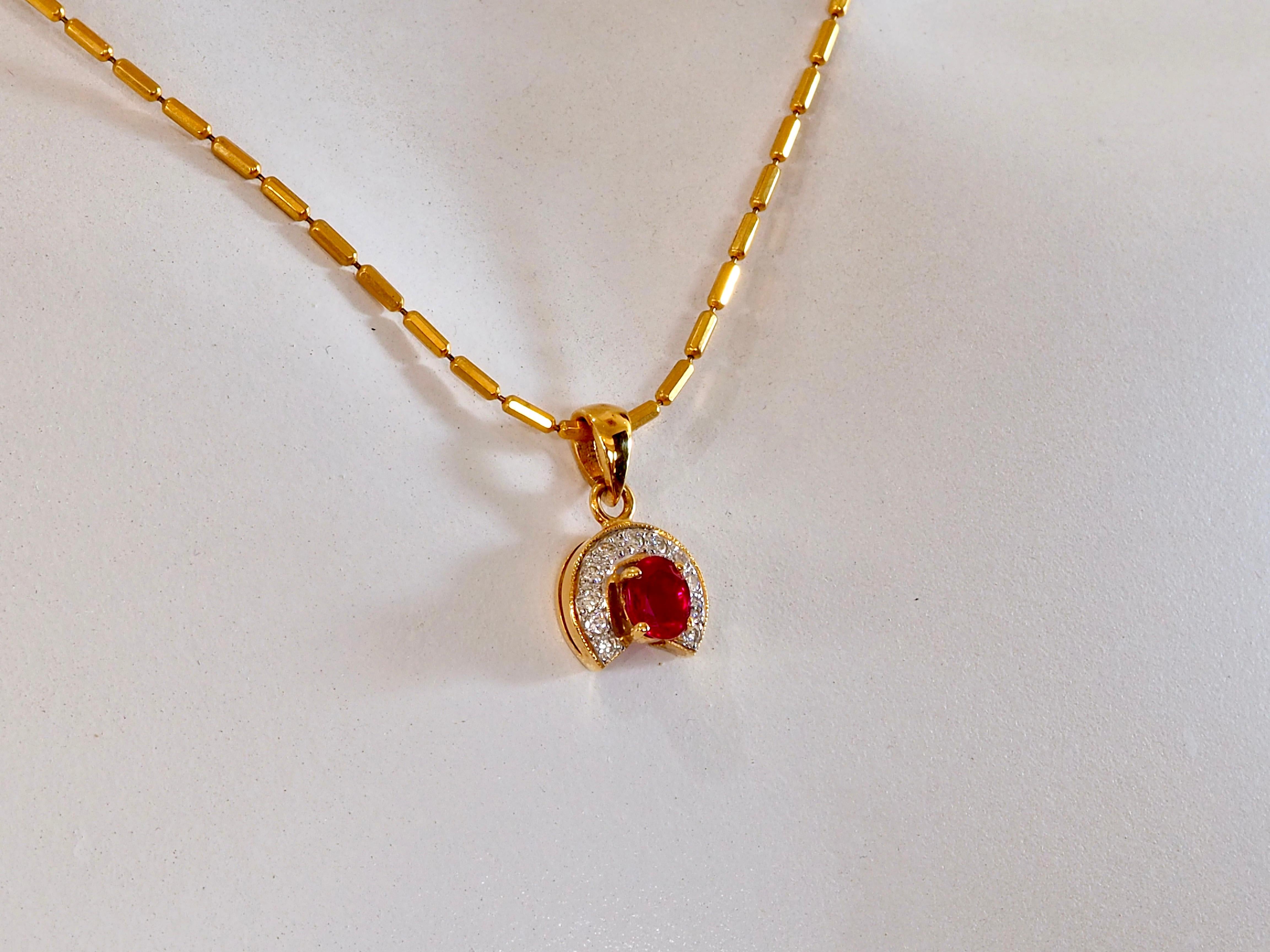 Pendentif en or 18K 0.58ct Rubis ovale et 0.12ct Diamant Horseshoe Enhancer en vente 3