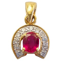 Pendentif en or 18K 0.58ct Rubis ovale et 0.12ct Diamant Horseshoe Enhancer