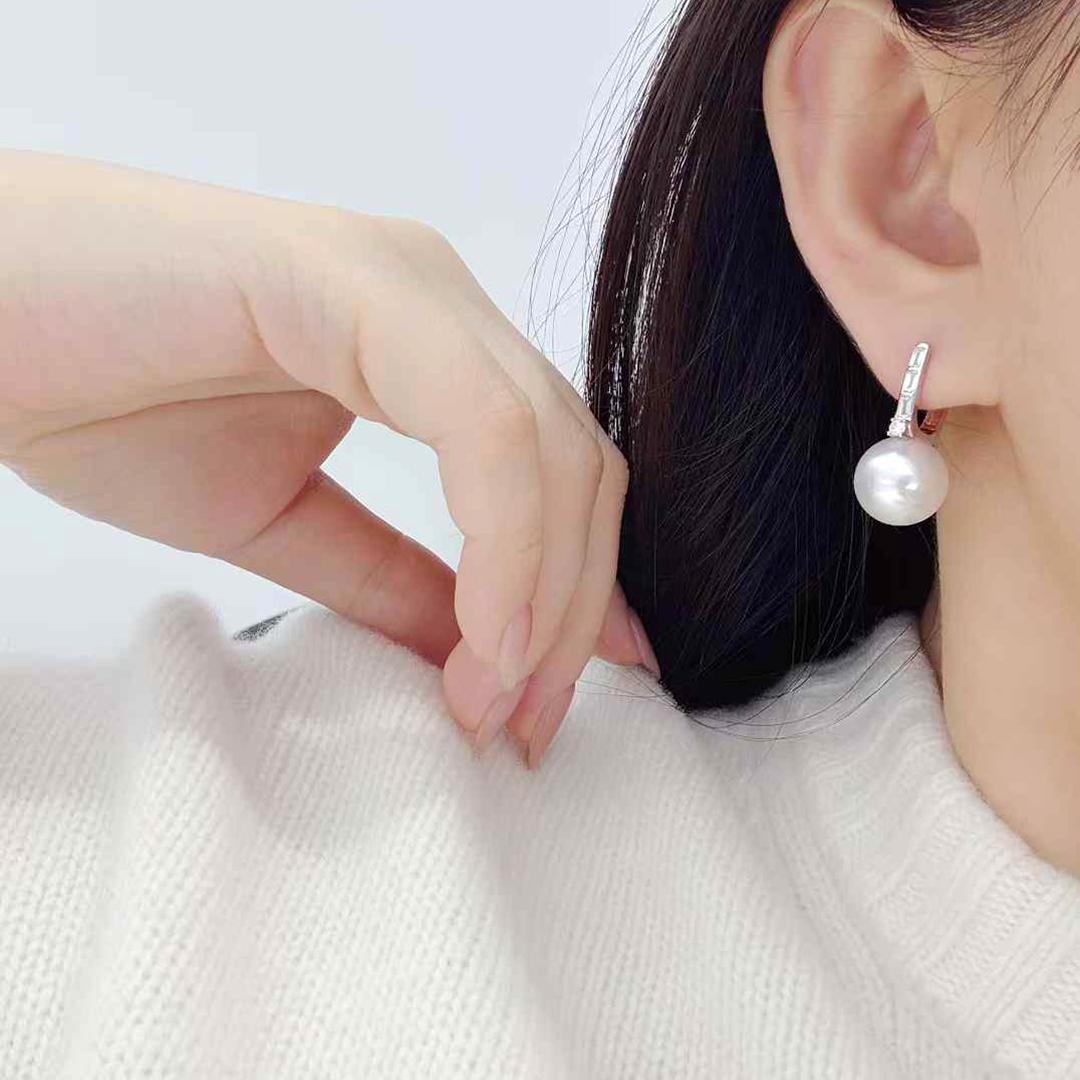 These sophisticated South Sea pearl earrings exude timeless elegance and luxurious craftsmanship. Featuring perfectly round, luminous pearls of approximately 13mm, their radiant luster and smooth surface highlight their exceptional quality.