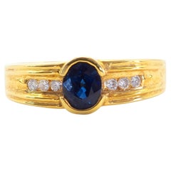 Anillo de oro de 18 quilates con zafiro azul en bisel de 0,60 quilates y diamante de 0,10 quilates
