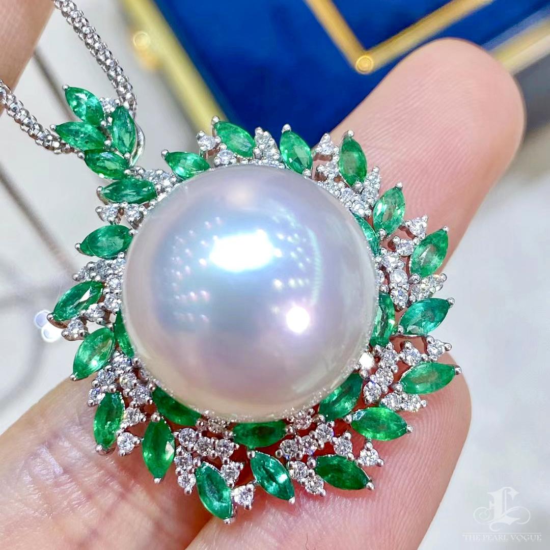 Donna Ciondolo di smeraldo con perla dei mari del sud Aurora del giardino imperiale in vendita