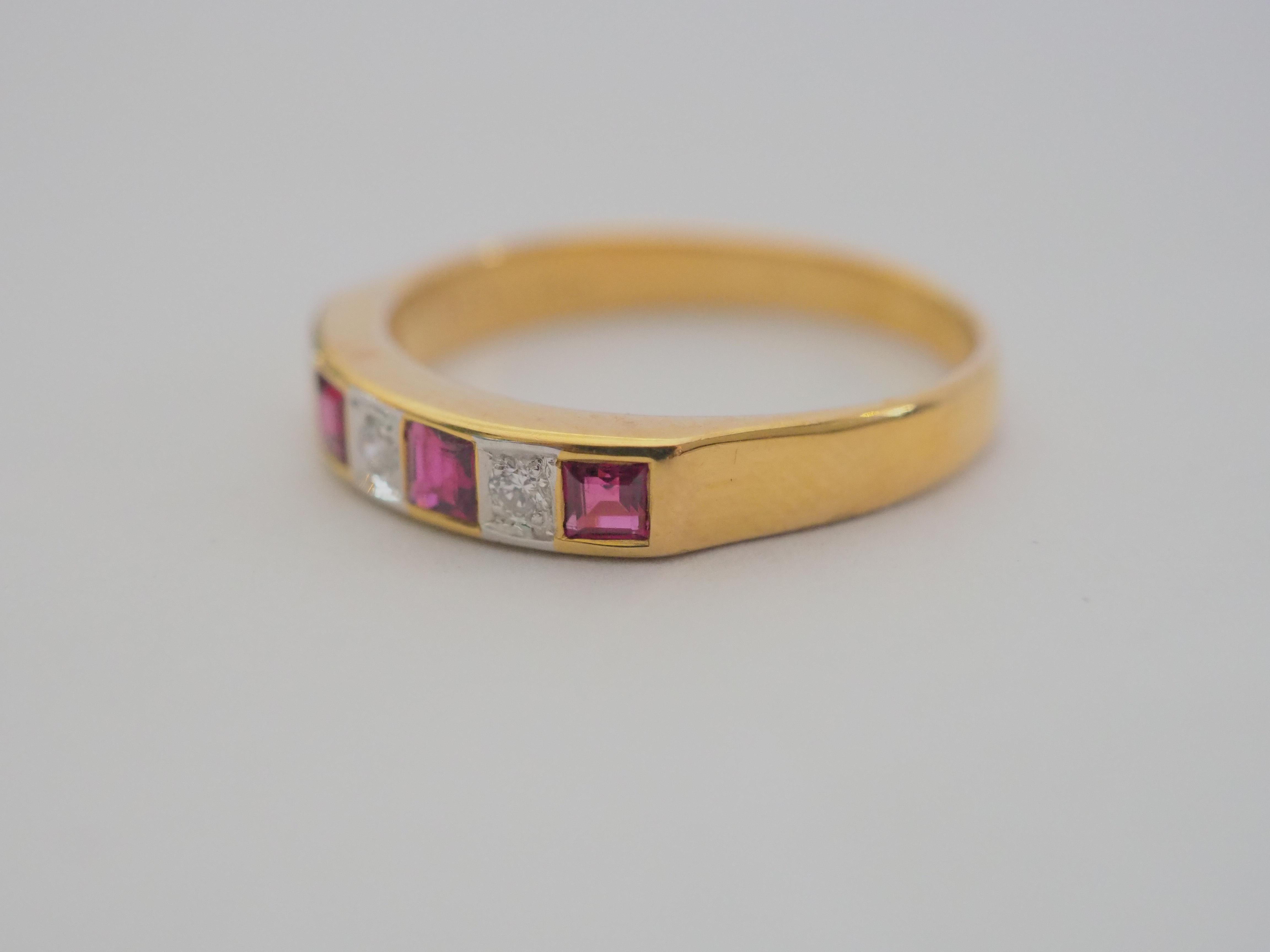 Taille carrée Bague en or 18K avec rubis de 0,60ct et diamant de 0,06ct en vente