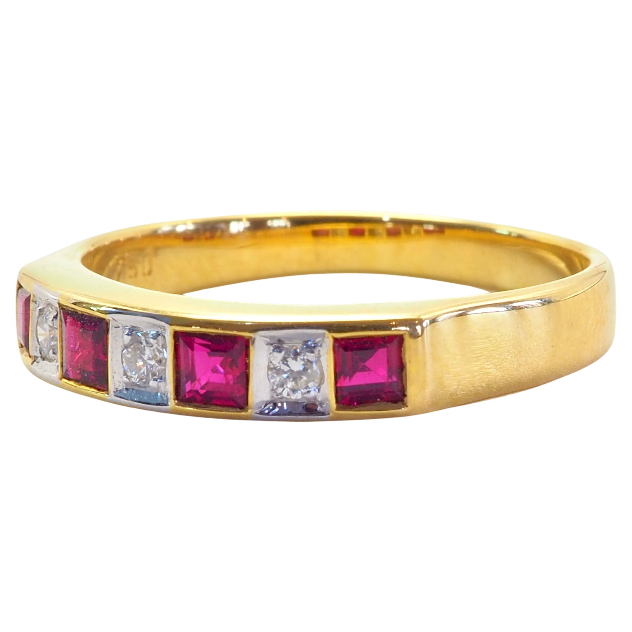 Une magnifique bague de luxe néo-vintage à anneau carré qui convient à tous les sexes. Cette bague présente une rangée de magnifiques rubis thaïlandais et de diamants de taille brillante joliment canalisés dans l'anneau. Les rubis taillés en carré