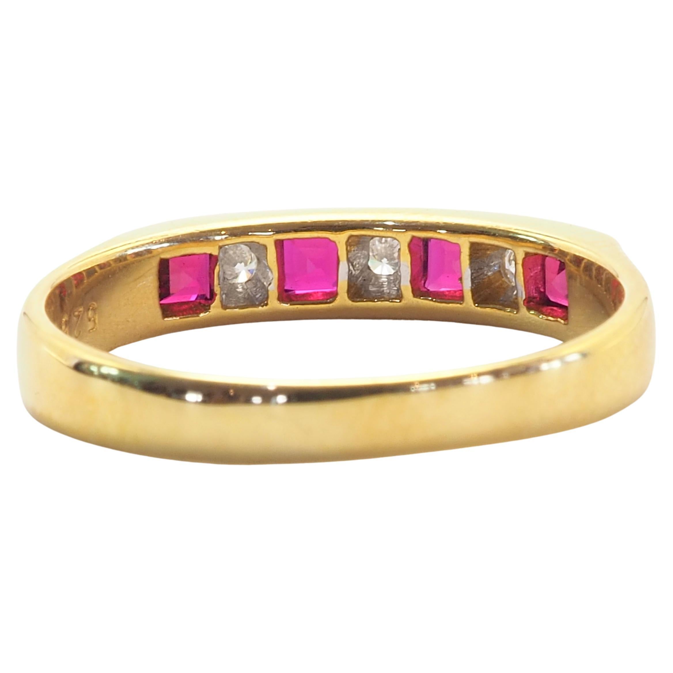 Taille carrée Bague en or 18K avec rubis carré de 0,60ct et diamant de 0,06ct