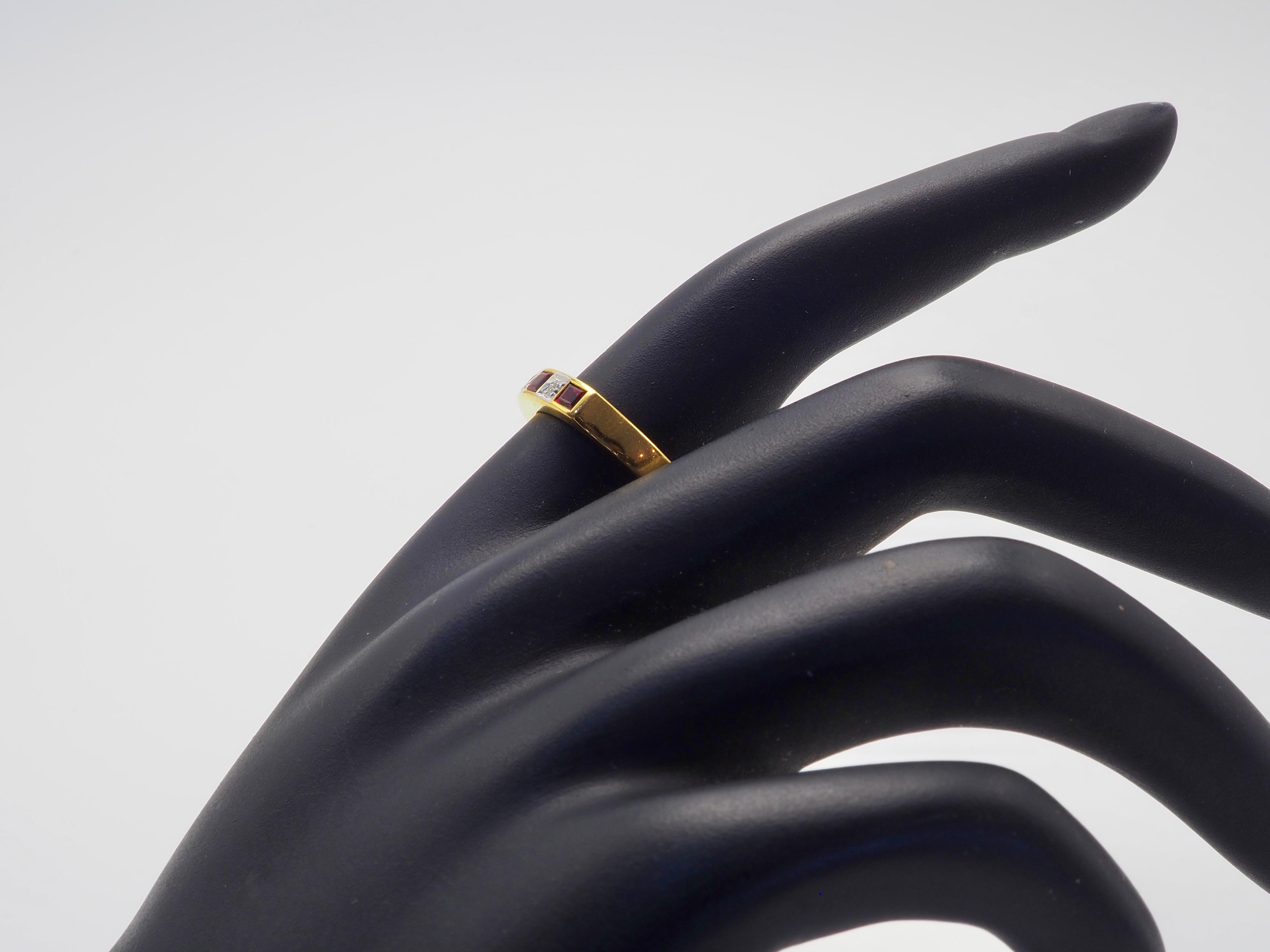 Bague en or 18K avec rubis carré de 0,60ct et diamant de 0,06ct 2