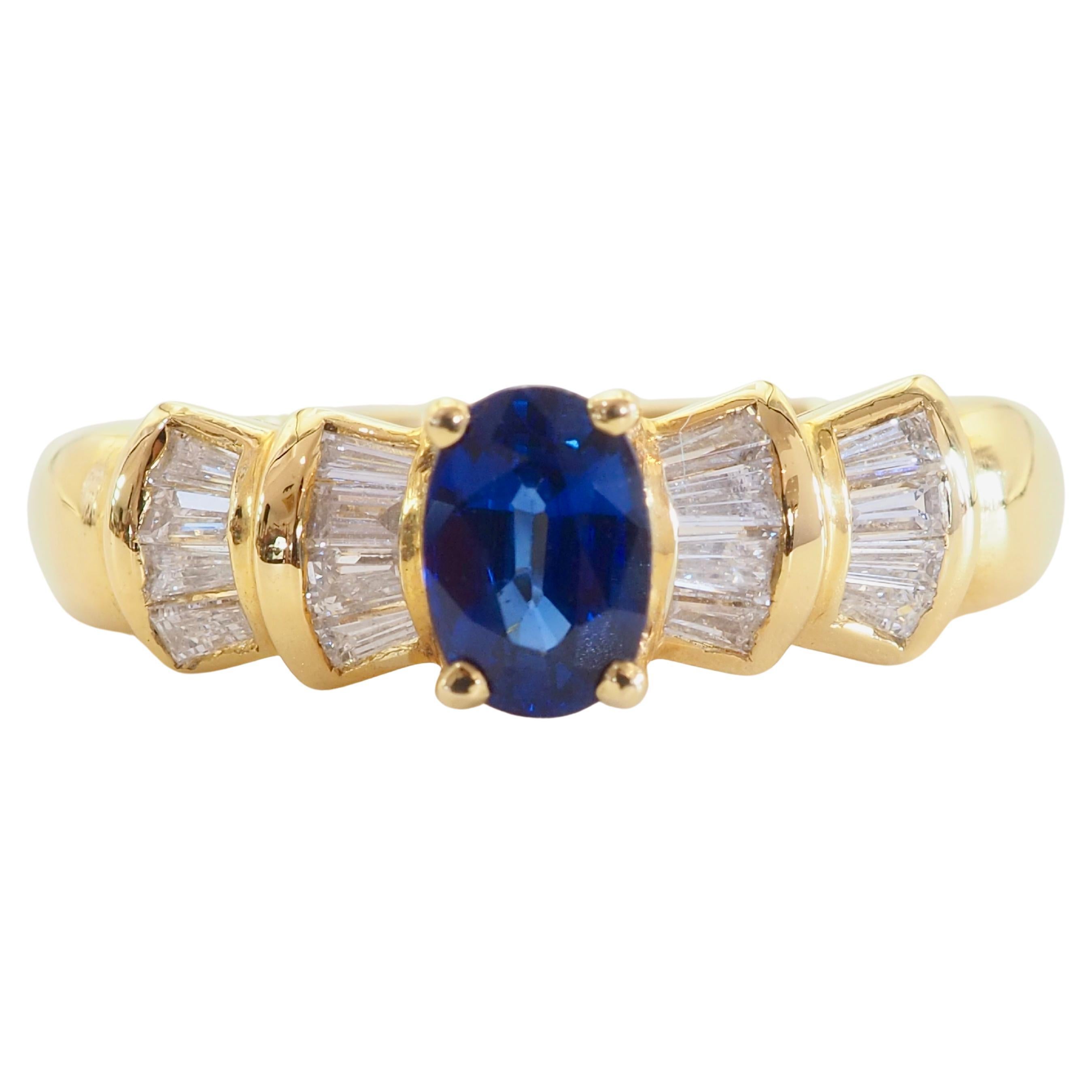 Anello in oro 18 carati con zaffiro blu vivido da 0,60 carati e diamante baguette da 0,30 carati in vendita