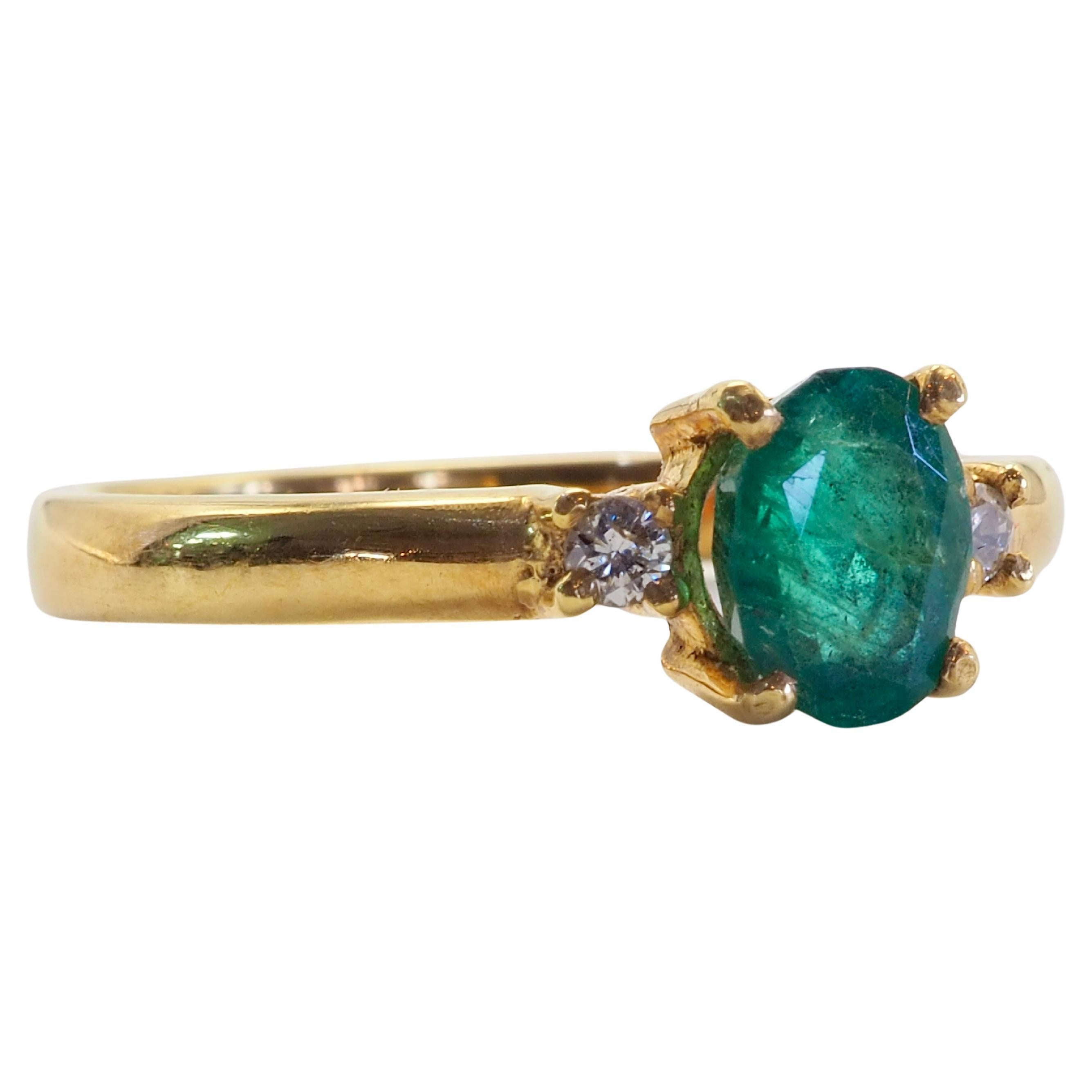 18K Gold 0.62ct Oval Emerald & 0.06ct Brilliant Diamond Ring In New Condition For Sale In เกาะสมุย, TH