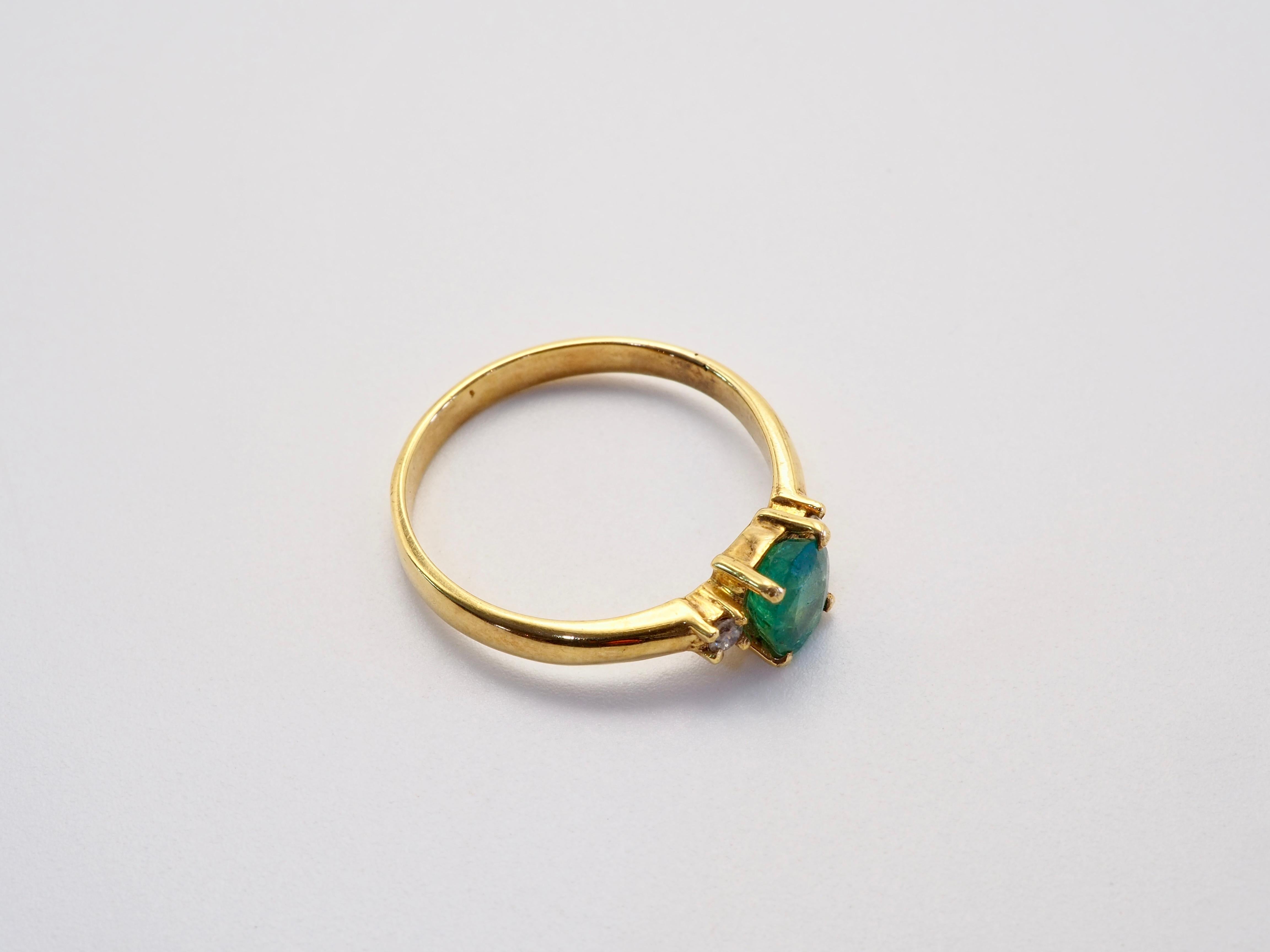 Women's 18K Gold 0.62ct Oval Emerald & 0.06ct Brilliant Diamond Ring For Sale
