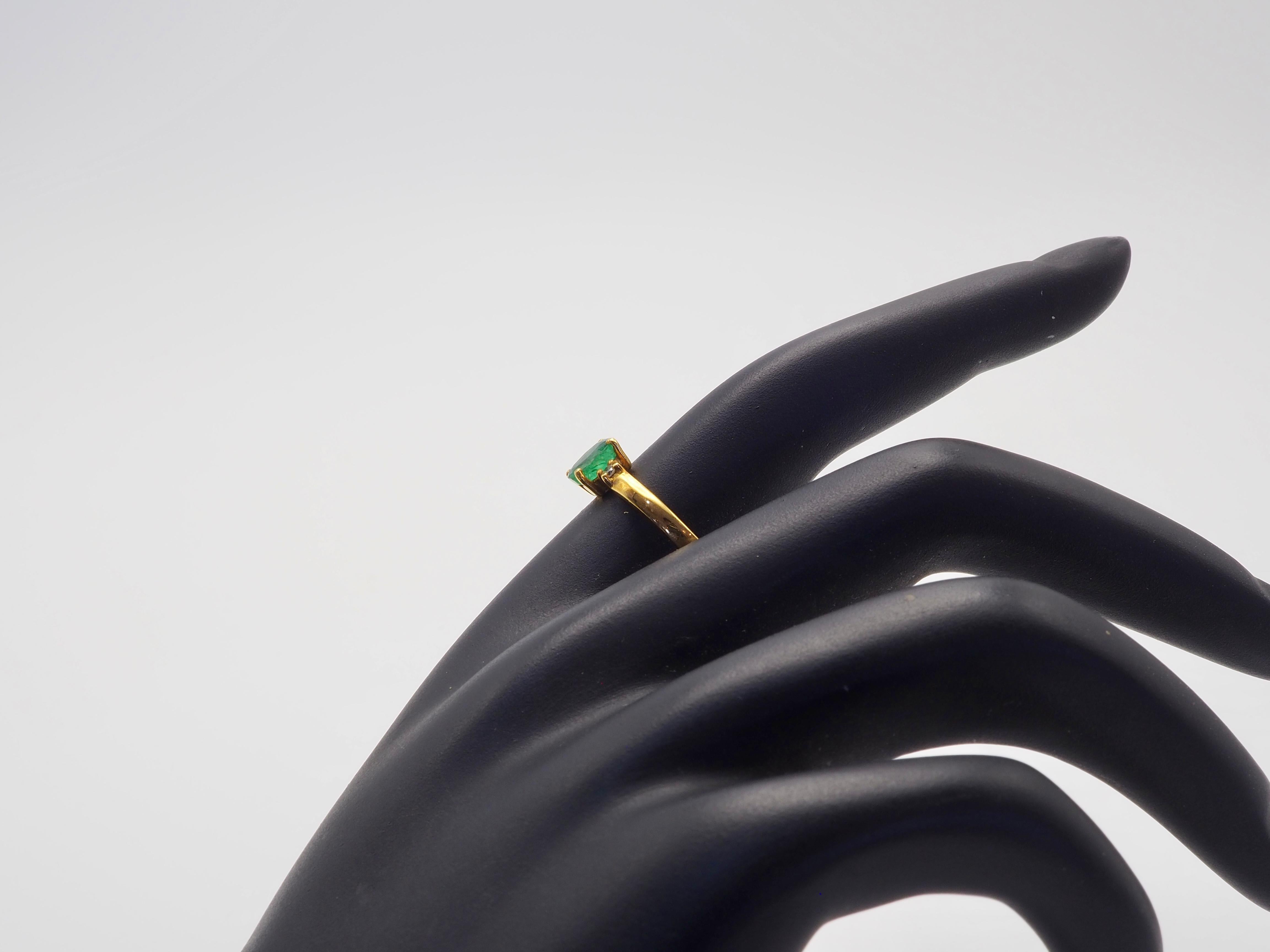 18K Gold 0.62ct Oval Emerald & 0.06ct Brilliant Diamond Ring For Sale 2