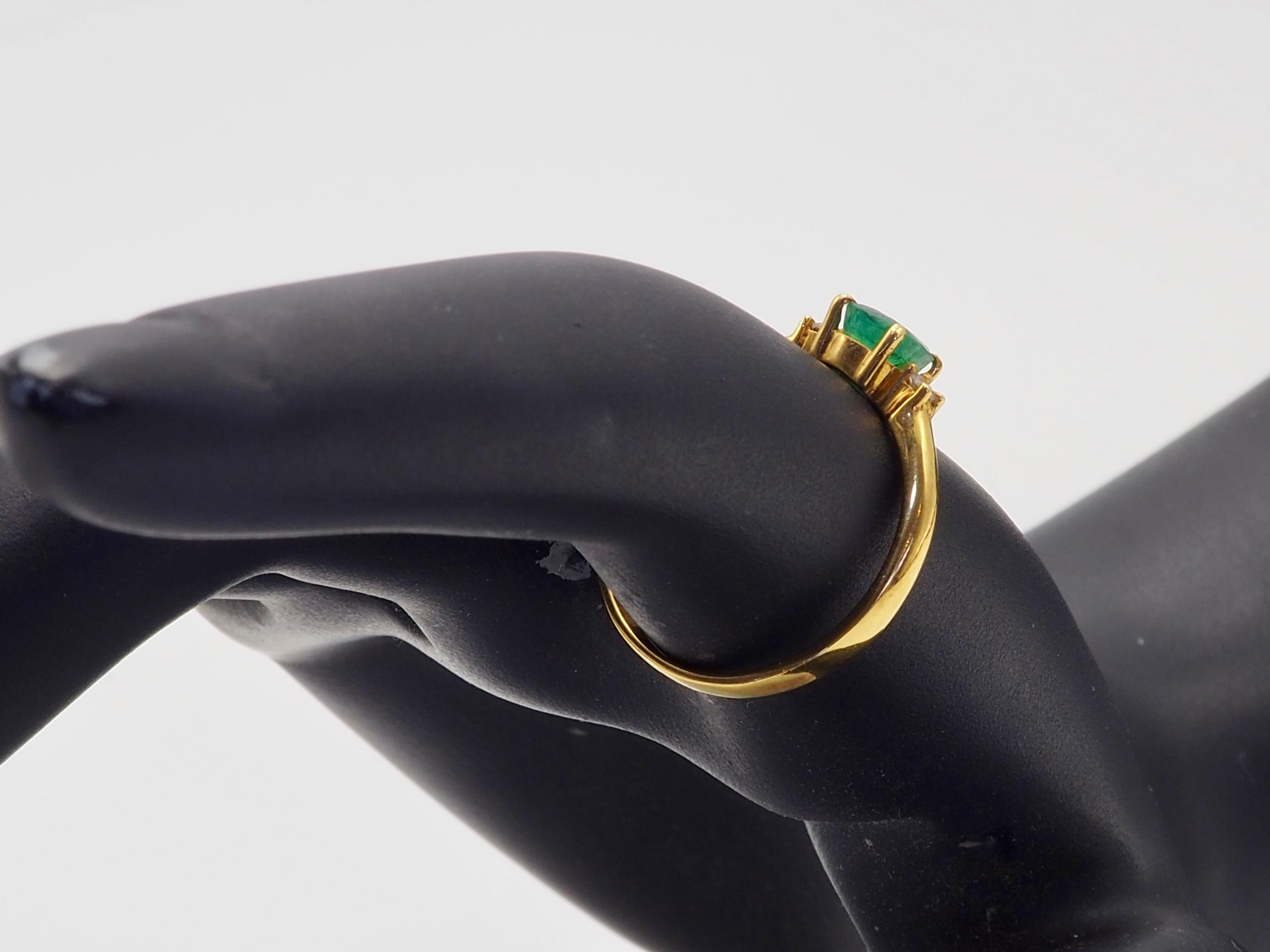18K Gold 0.62ct Oval Emerald & 0.06ct Brilliant Diamond Ring For Sale 3