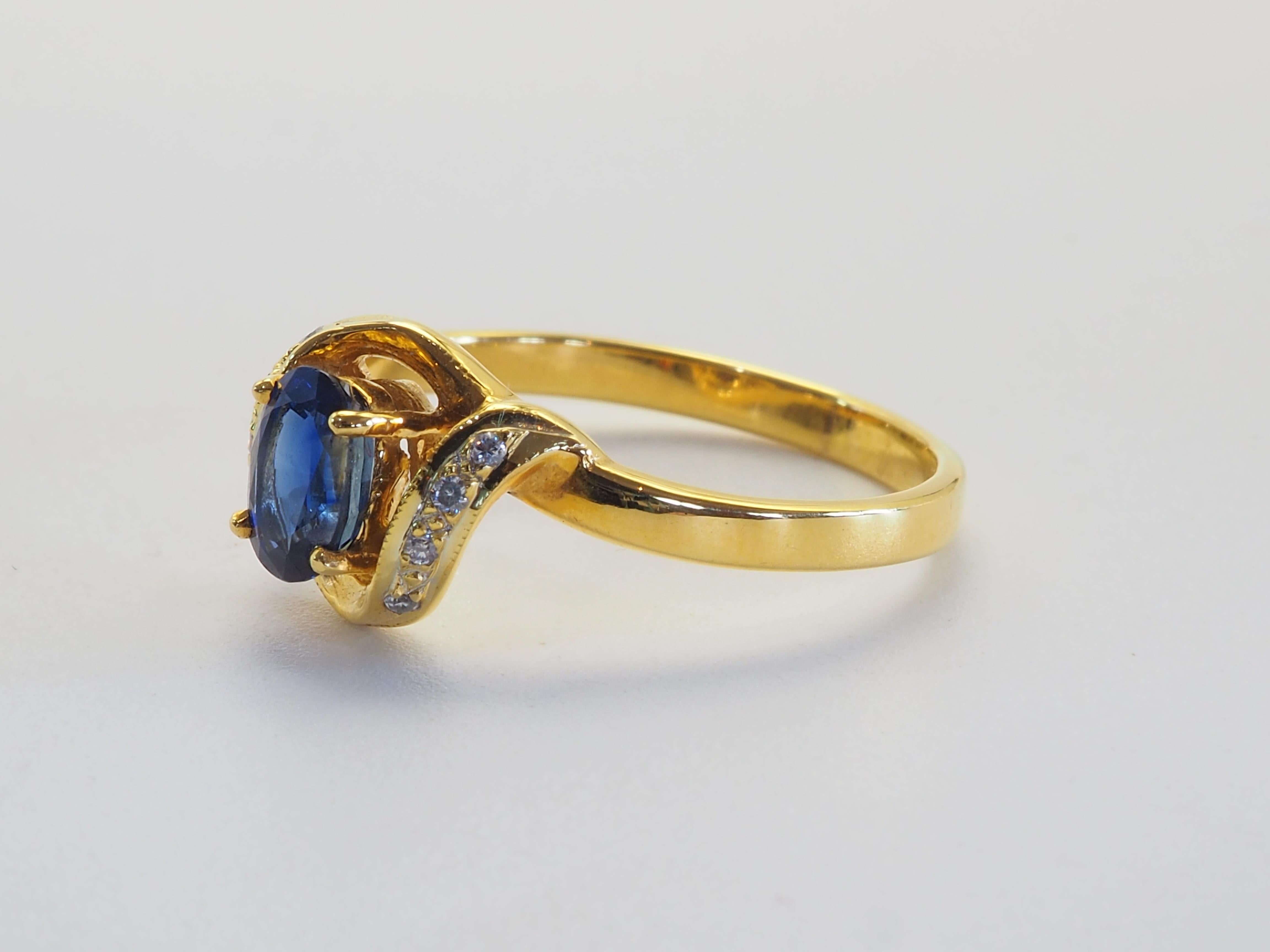 Saphir ovale d'un bleu vif avec un bon feu pour le spectacle et 8 diamants ronds de qualité entourant la belle pierre précieuse. Un anneau au design complexe pour une bague de qualité.

Détails du produit :

Métal : or massif 18k
Couleur du métal :