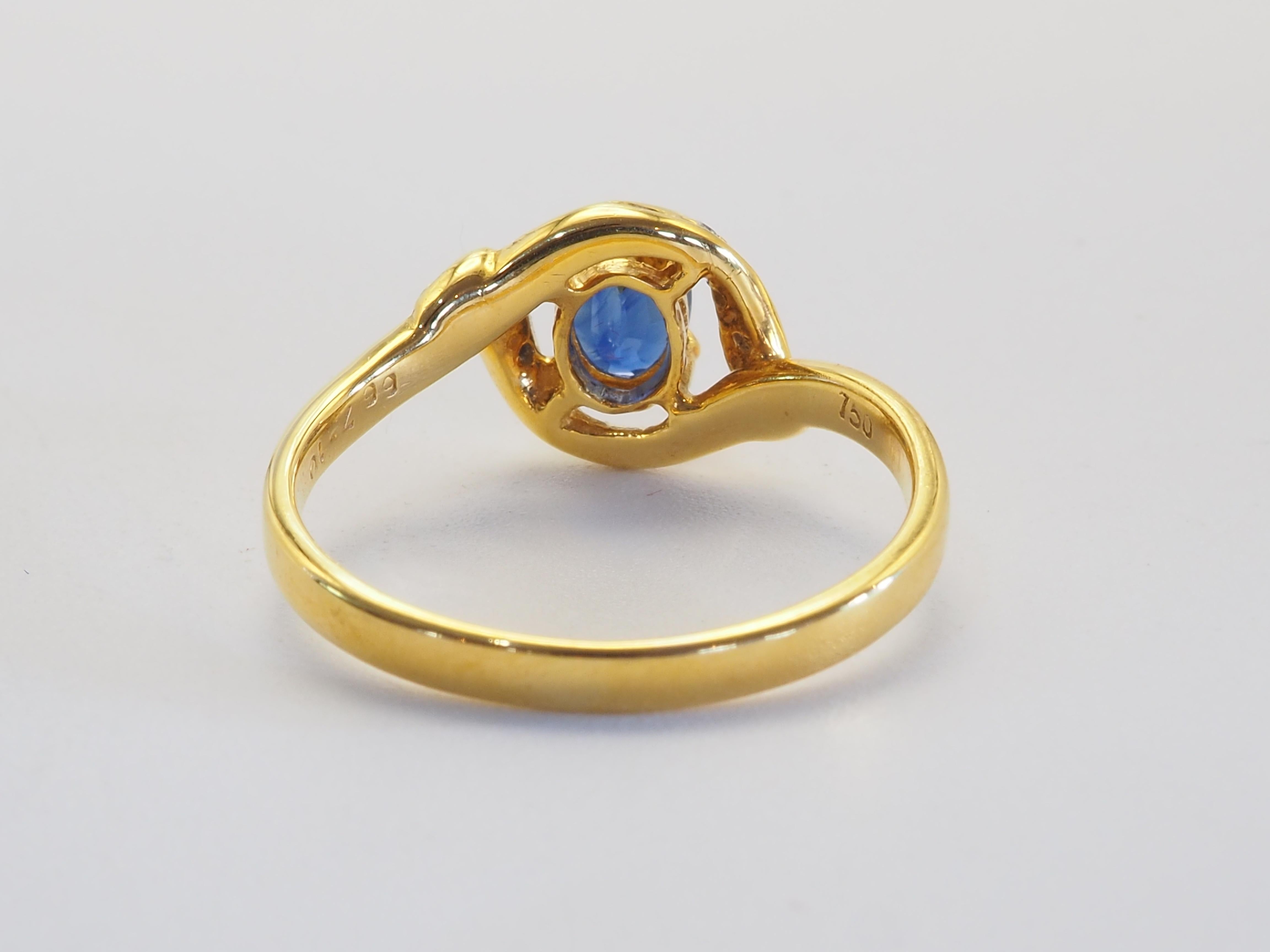 Taille ovale Bague en or 18K 0.62ct Vivid Diamonds & 0.05ct Diamants ronds en vente