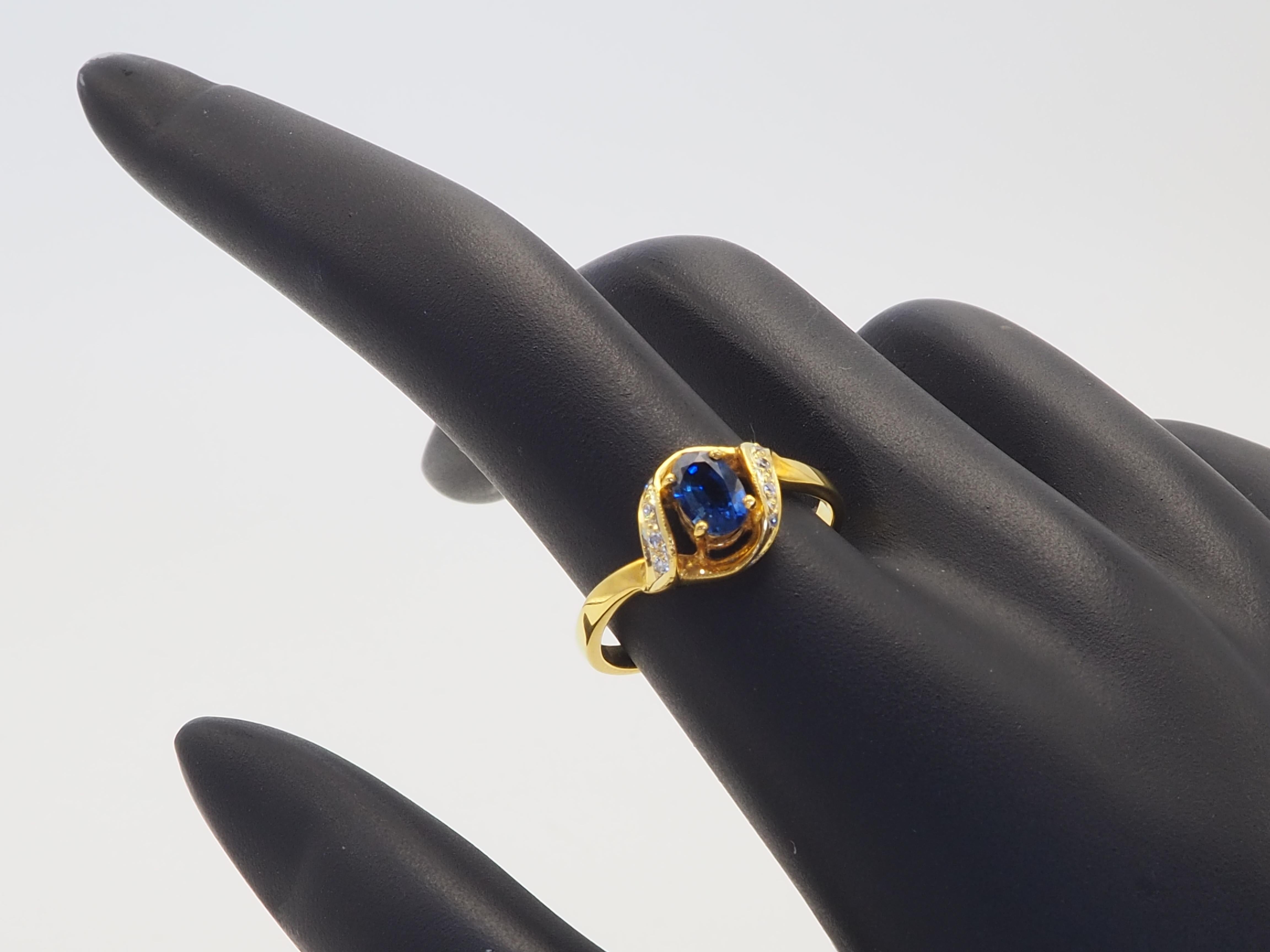 Bague en or 18K 0.62ct Vivid Diamonds & 0.05ct Diamants ronds en vente 1
