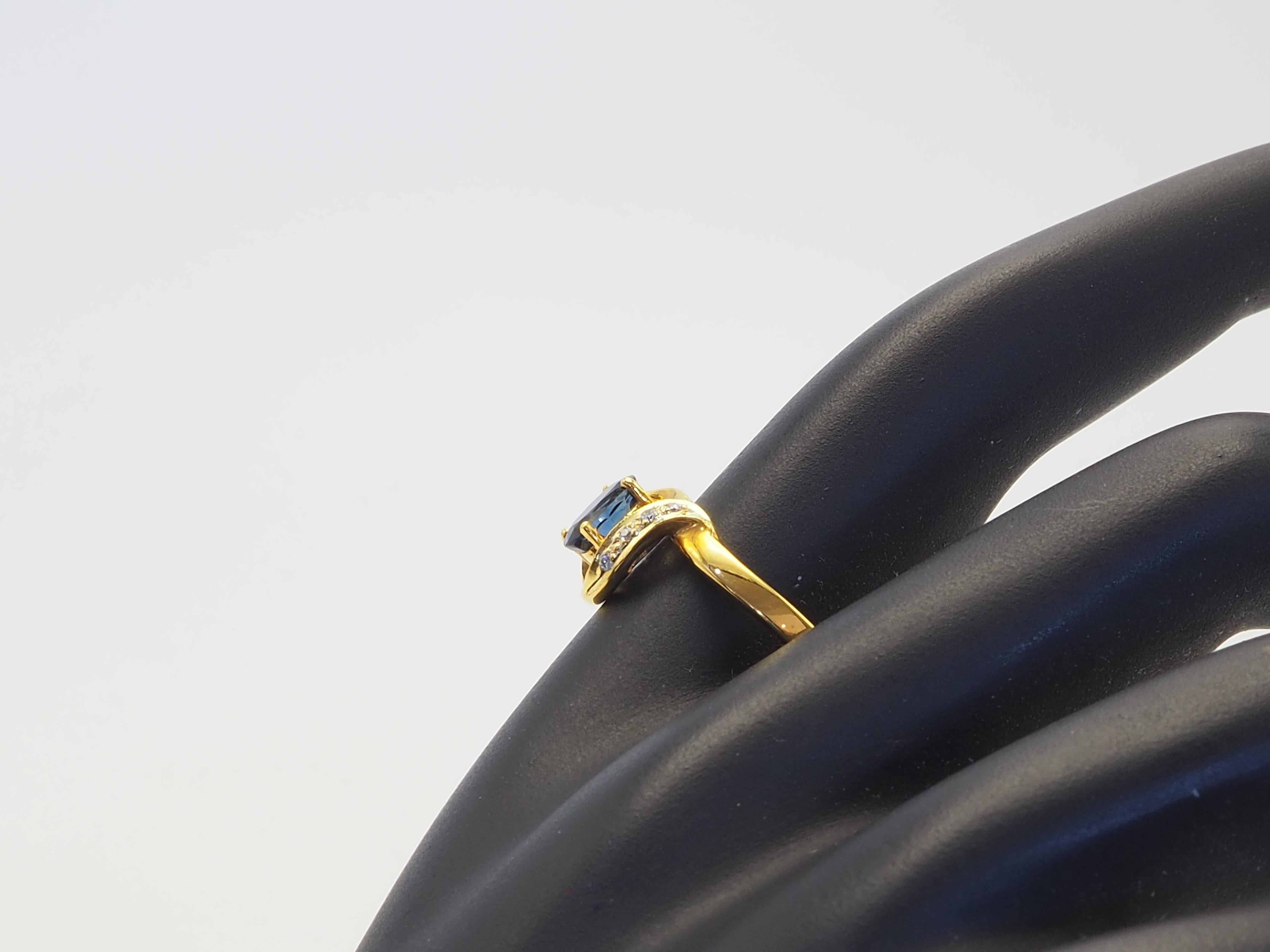 Bague en or 18K 0.62ct Vivid Diamonds & 0.05ct Diamants ronds en vente 2