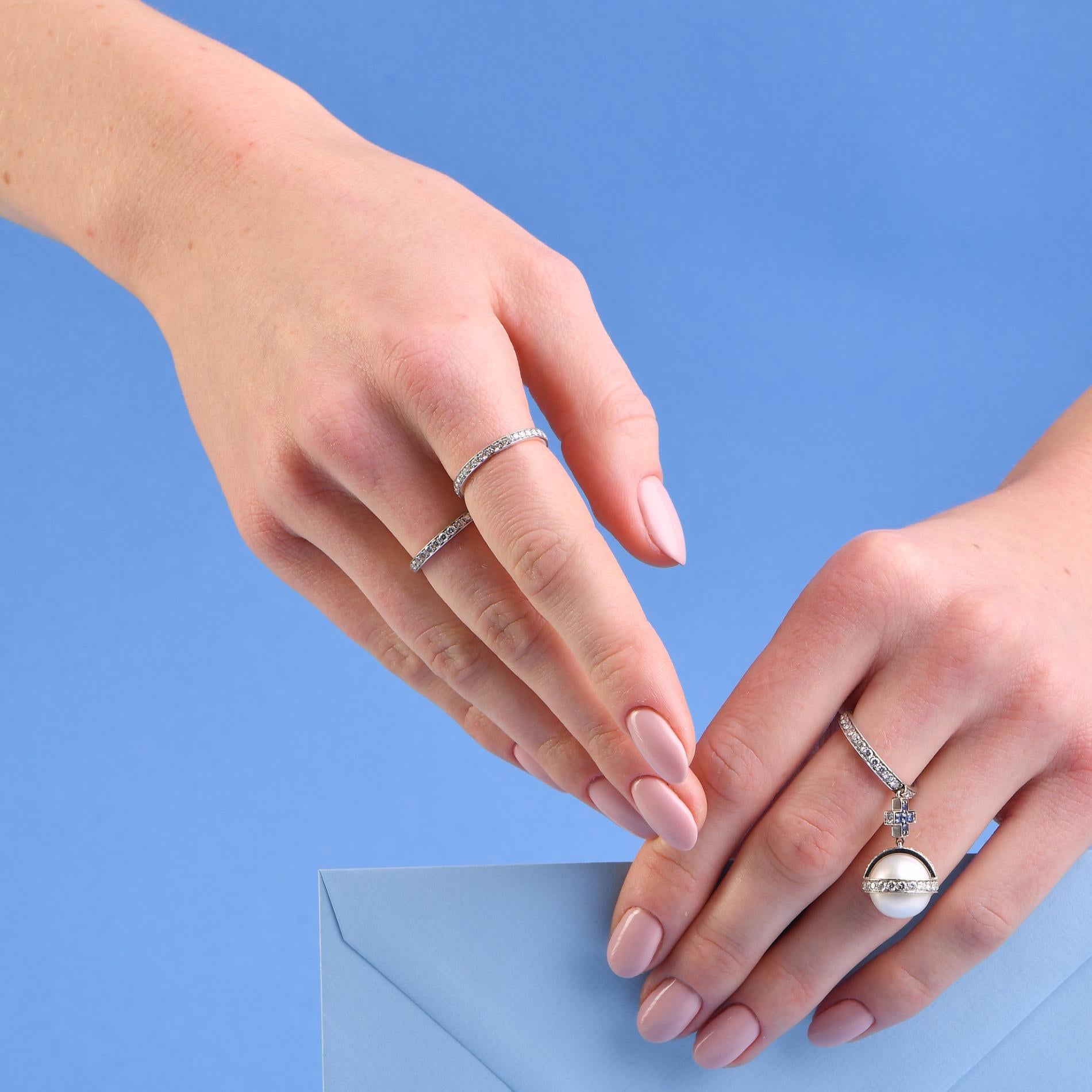 Contemporain Bague à anneau classique en sybarite et or blanc avec diamants blancs en vente