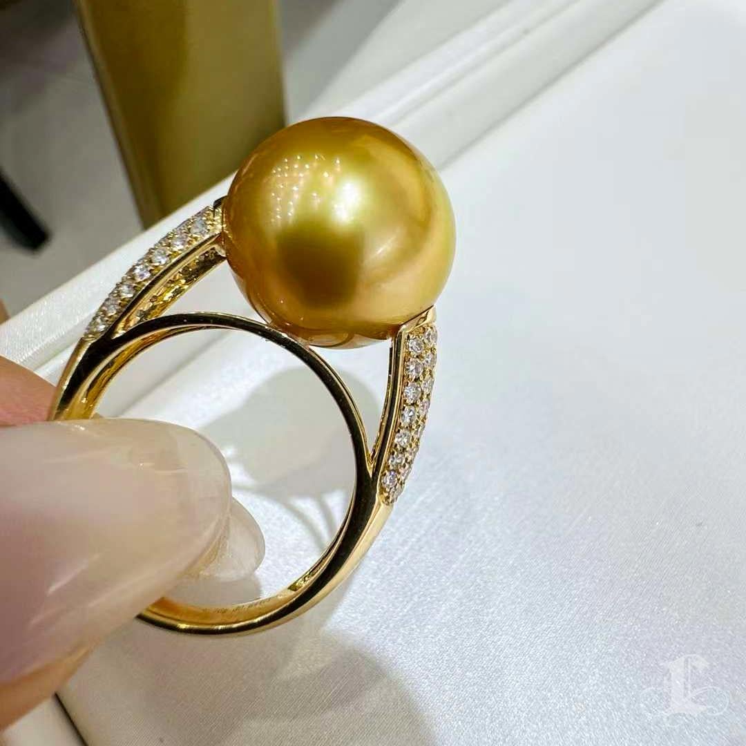 【Crown Radiance】Golden Glow Diamond Pavé South Sea Pearl Ring In New Condition For Sale In New York, NY