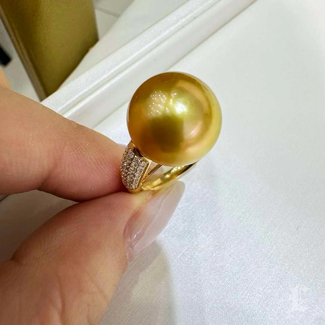 【Crown Radiance】Golden Glow Diamond Pavé South Sea Pearl Ring For Sale 1