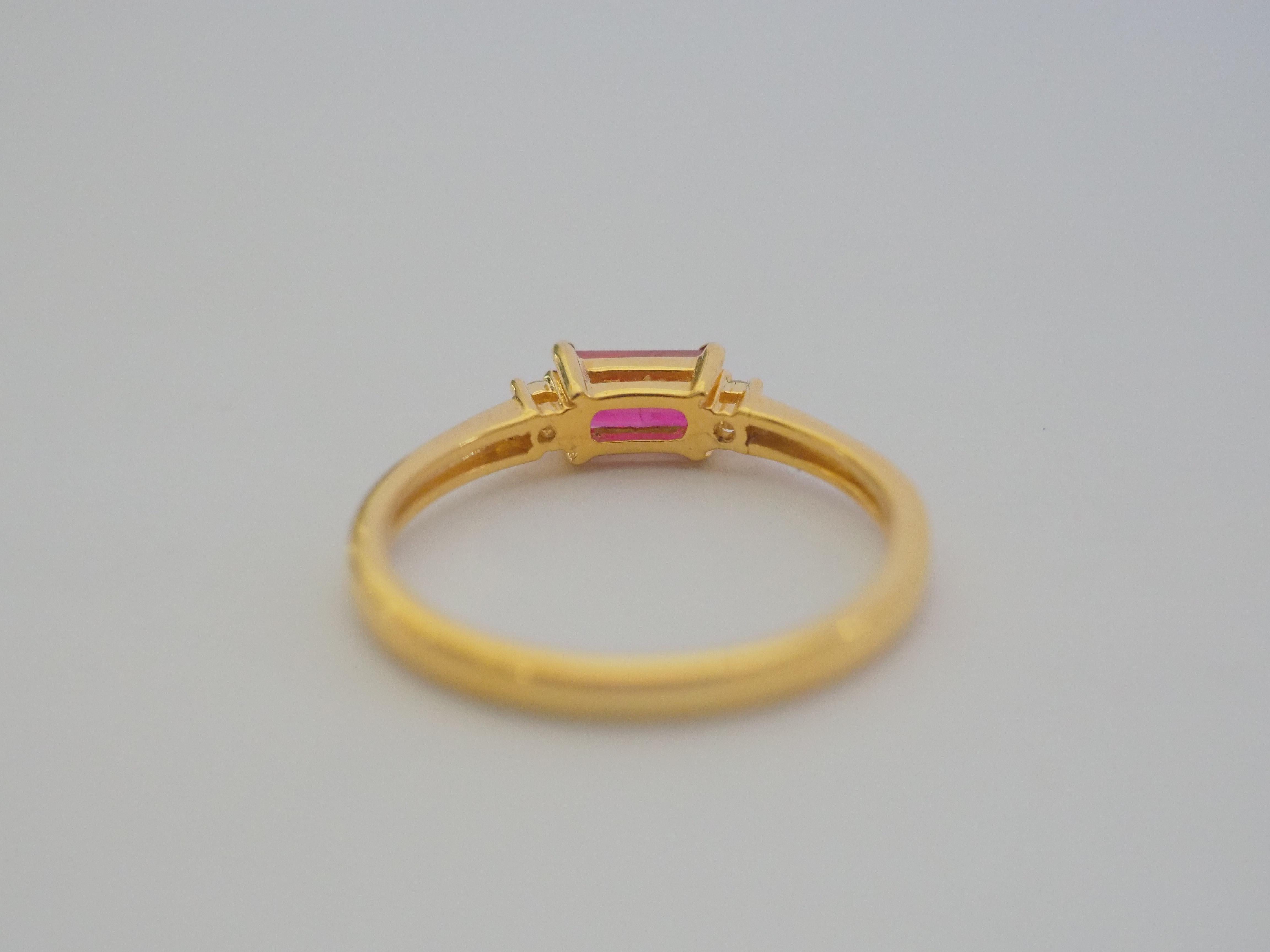 Taille émeraude Bague de fiançailles en or 18 carats avec rubis de 0,68 carat et diamants de 0,05 carat en vente