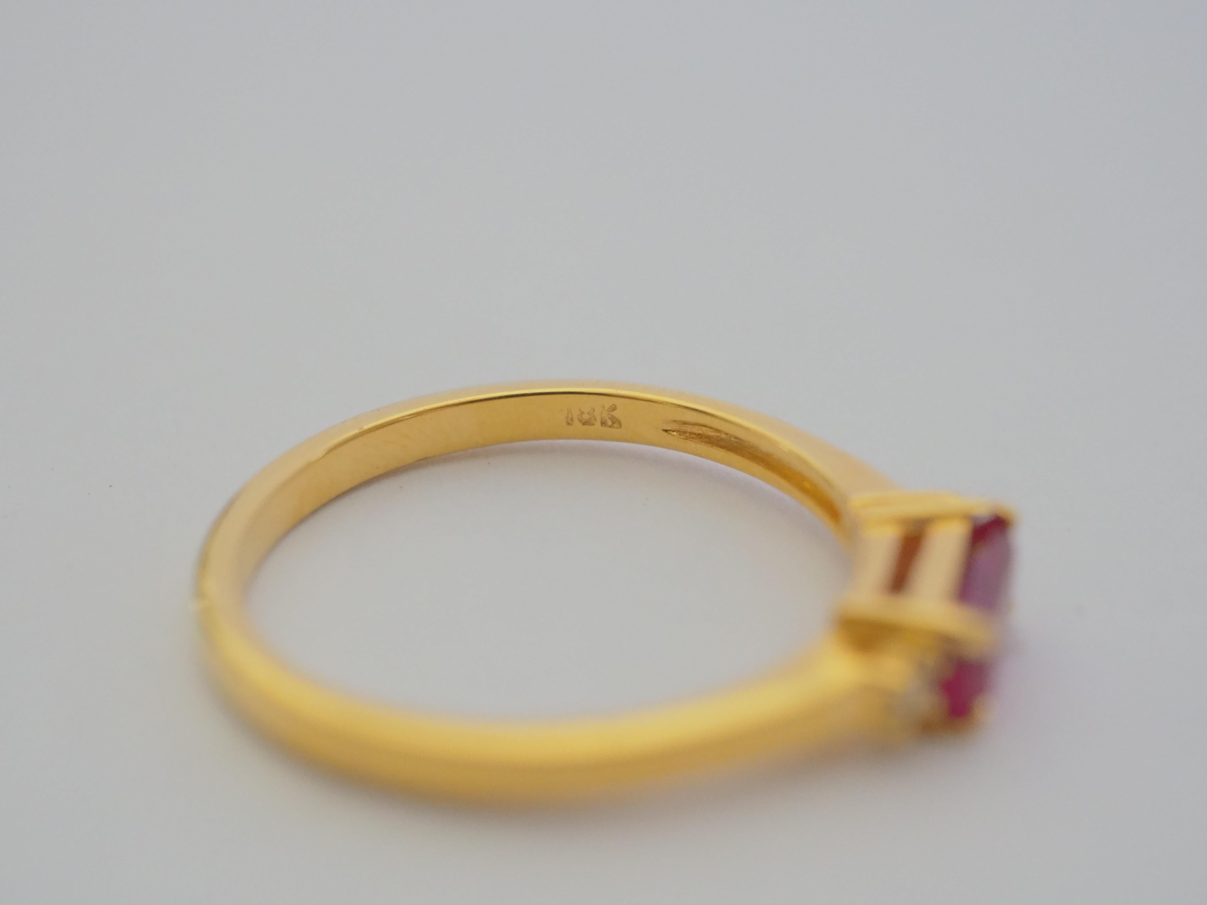 Bague de fiançailles en or 18 carats avec rubis de 0,68 carat et diamants de 0,05 carat Pour femmes en vente