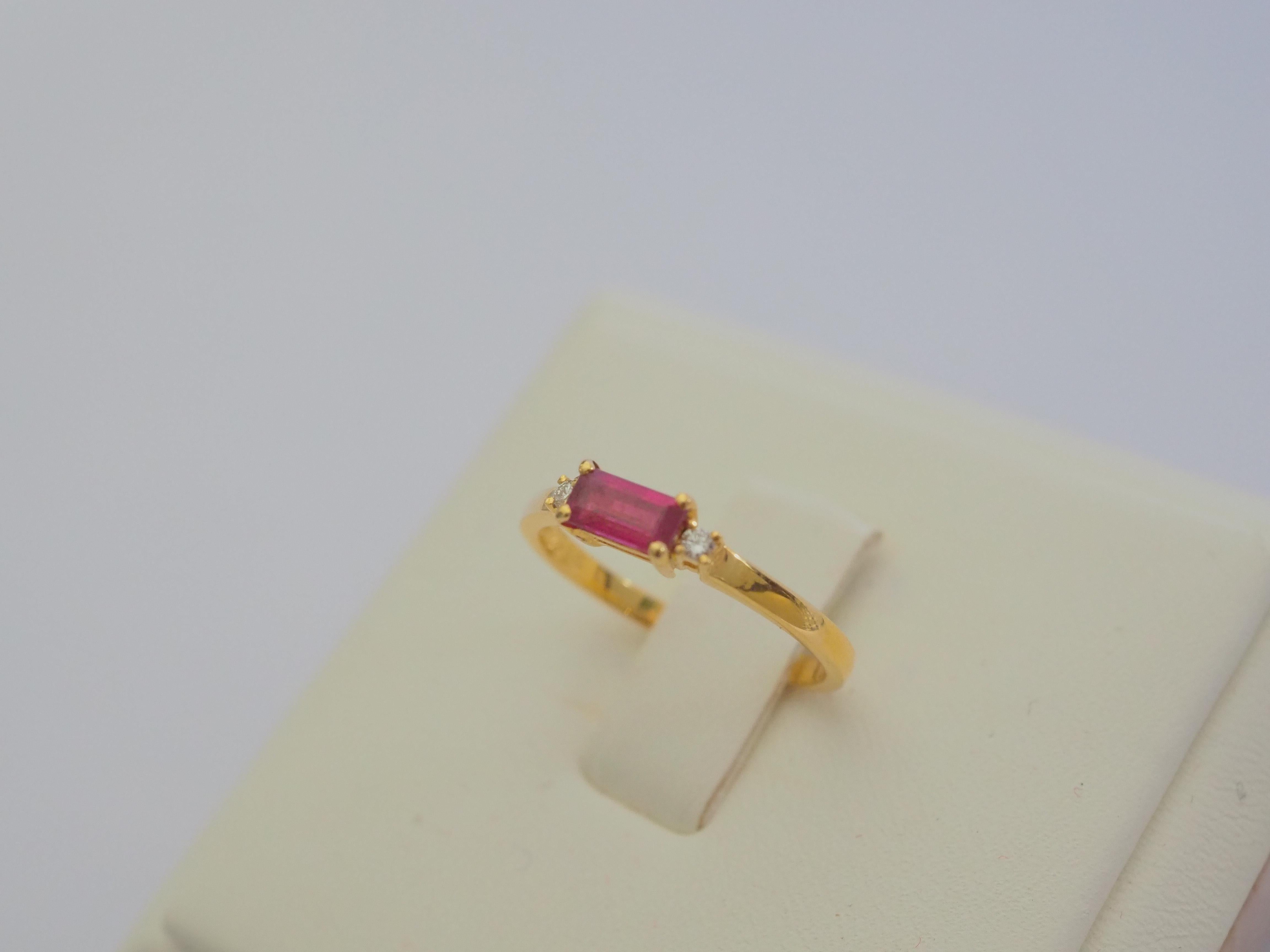 Bague de fiançailles en or 18 carats avec rubis de 0,68 carat et diamants de 0,05 carat en vente 1