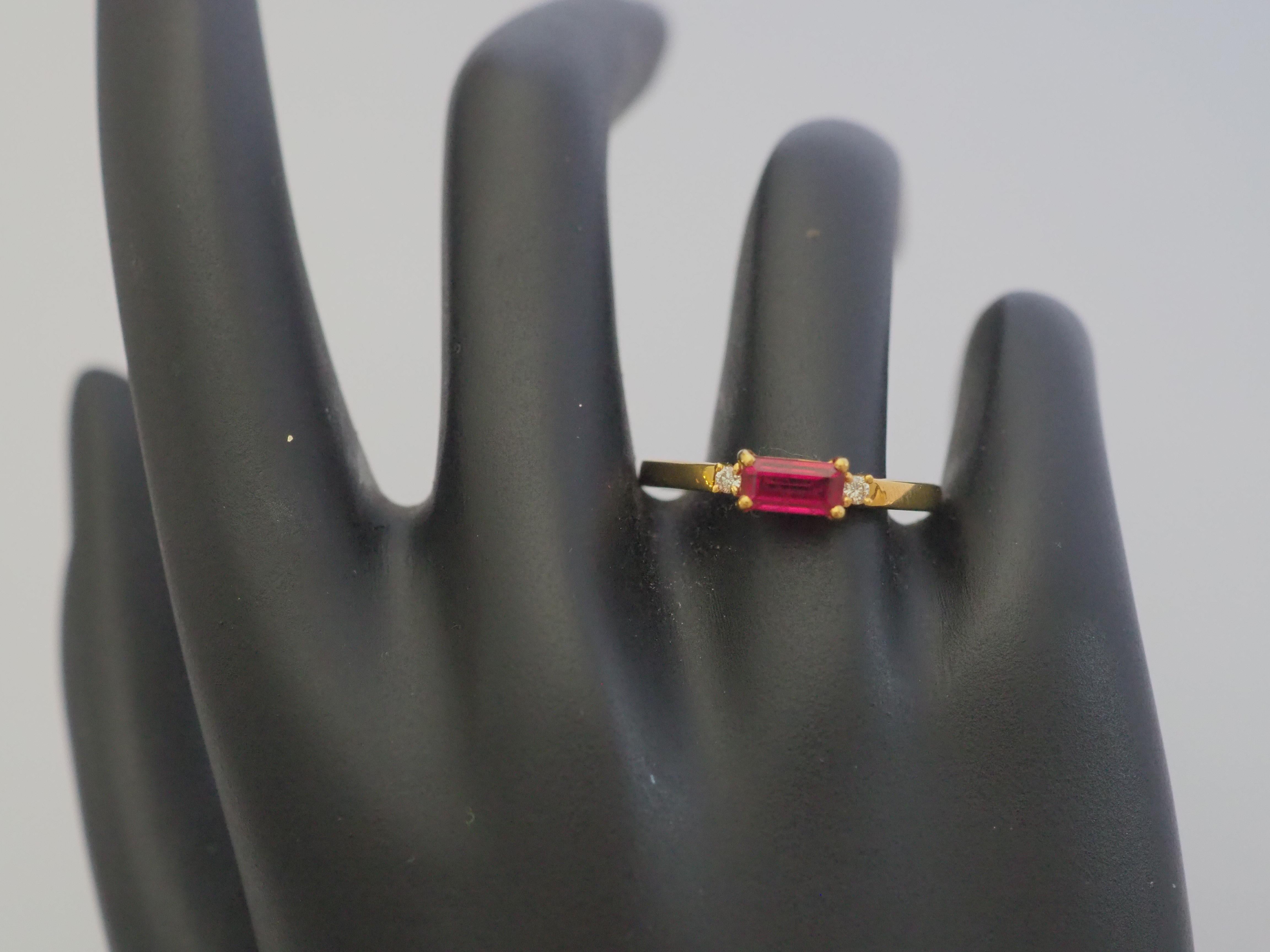 Bague de fiançailles en or 18 carats avec rubis de 0,68 carat et diamants de 0,05 carat en vente 3