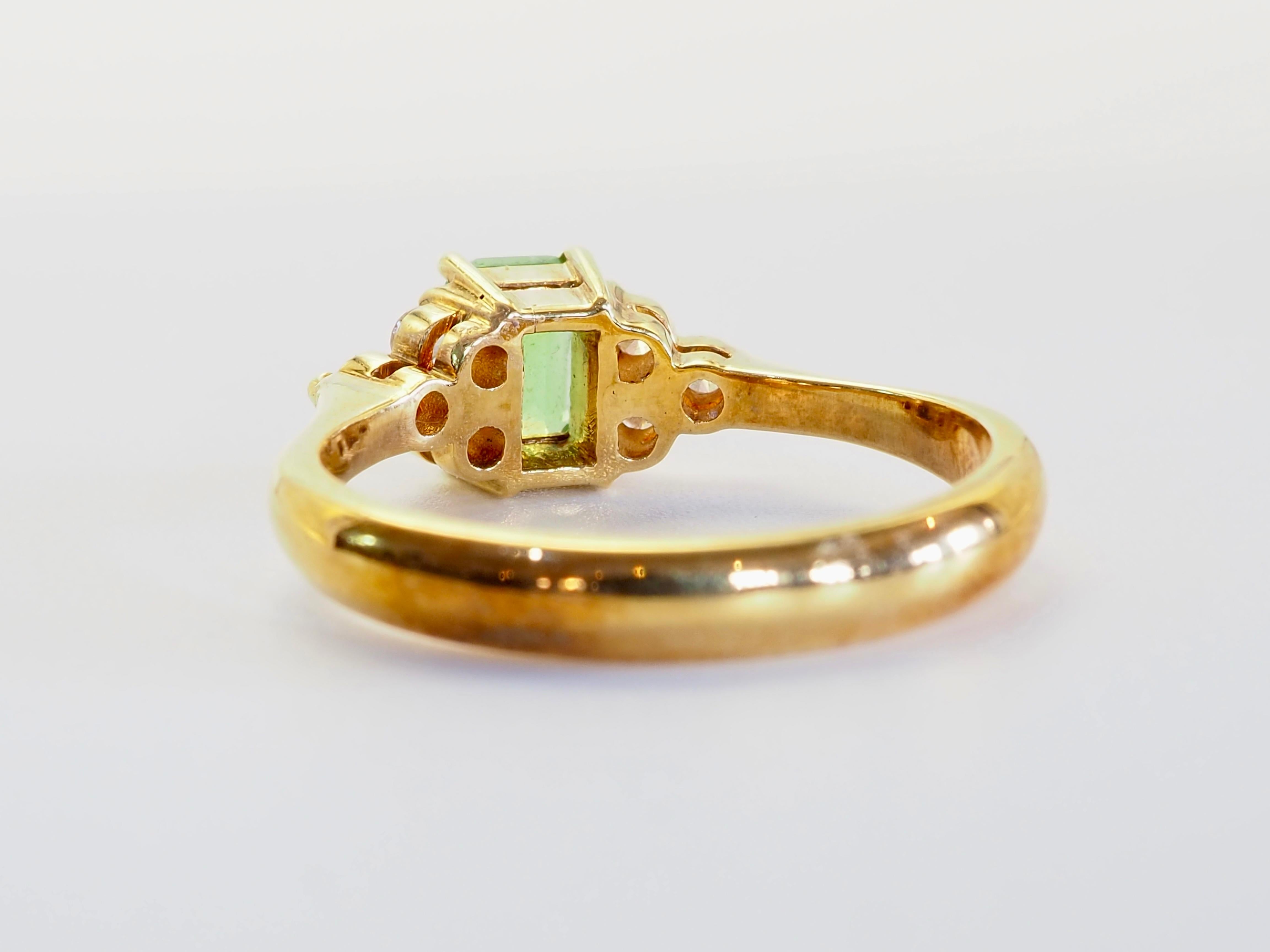 Taille émeraude Bague de fiançailles en or 18 carats, grenat tsavorite taille émeraude 0,70 ct et diamant 0,15 ct en vente