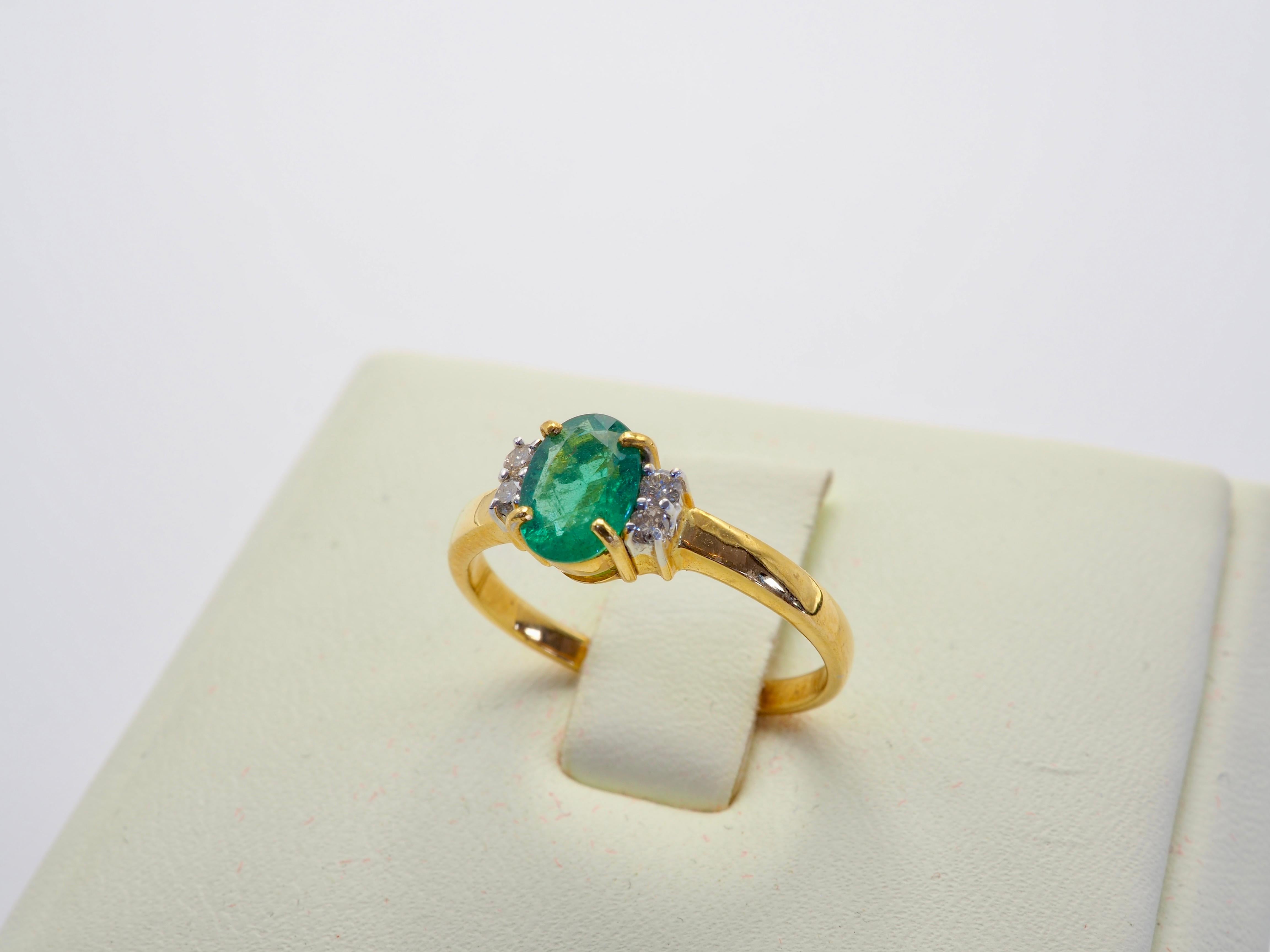 Women's 18K Gold 0.70ct Oval Emerald & 0.13ct Brilliant Diamond Fine Ring For Sale