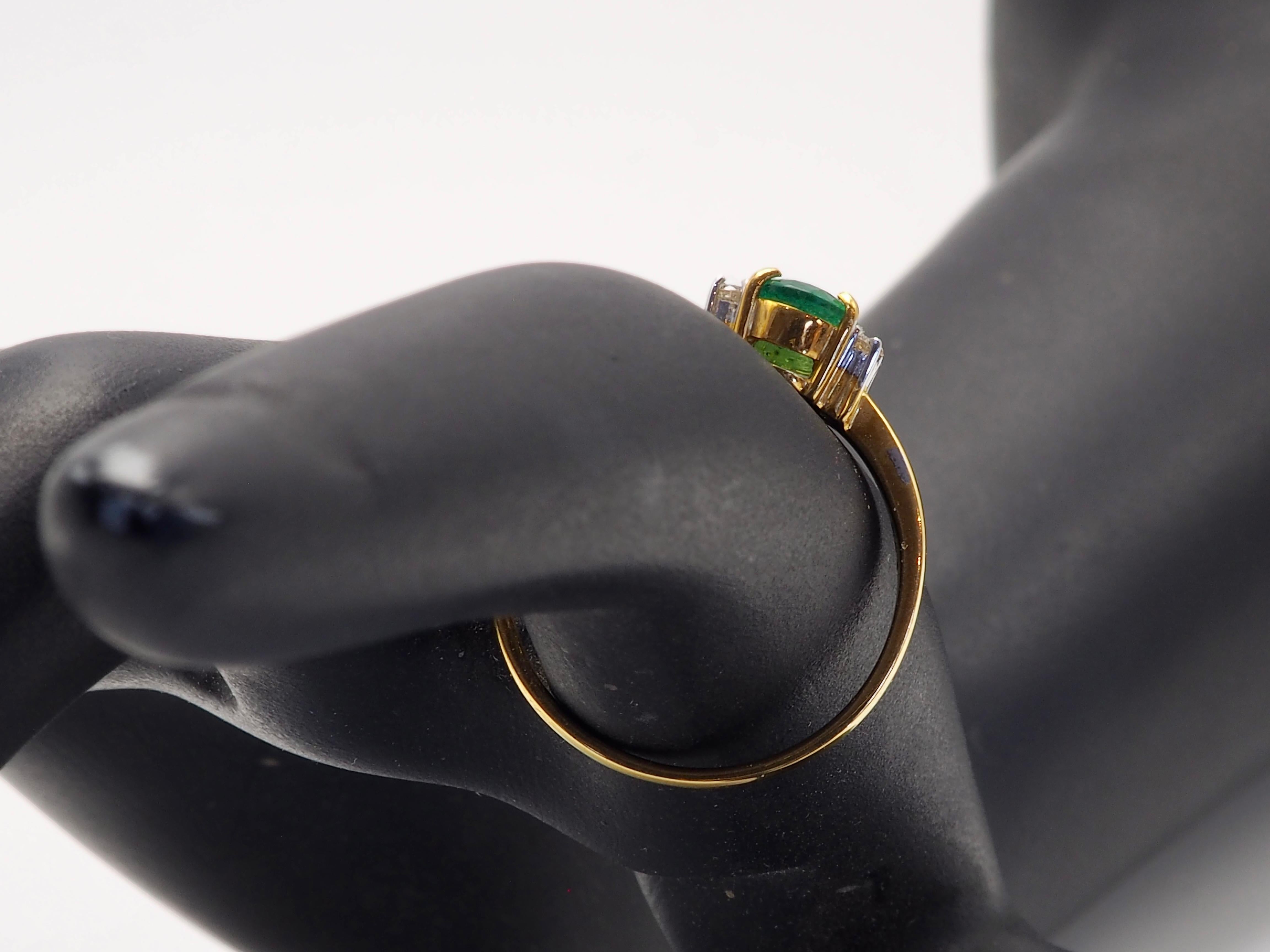 18K Gold 0.70ct Oval Emerald & 0.13ct Brilliant Diamond Fine Ring For Sale 3