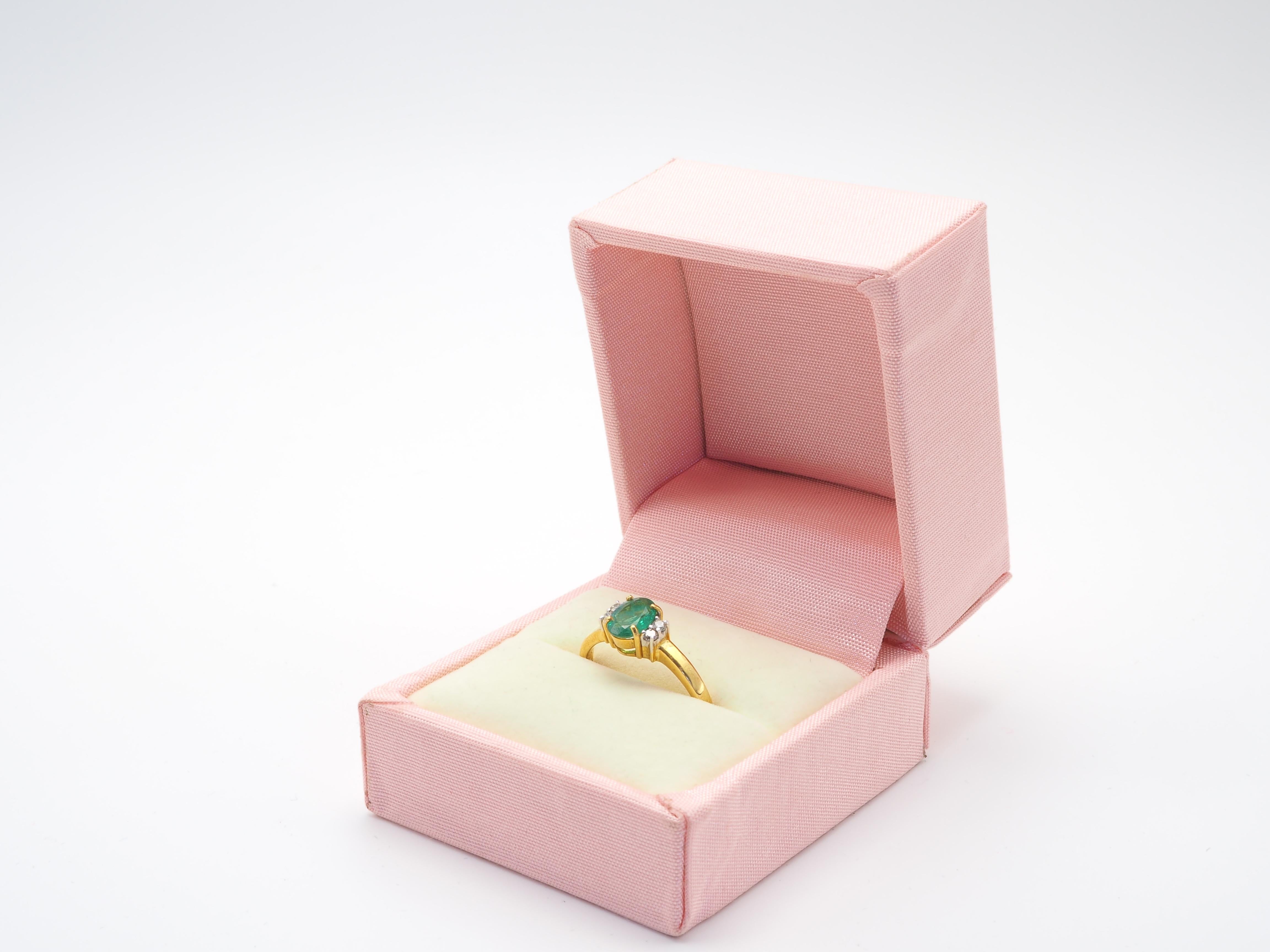 18K Gold 0.70ct Oval Emerald & 0.13ct Brilliant Diamond Fine Ring For Sale 4