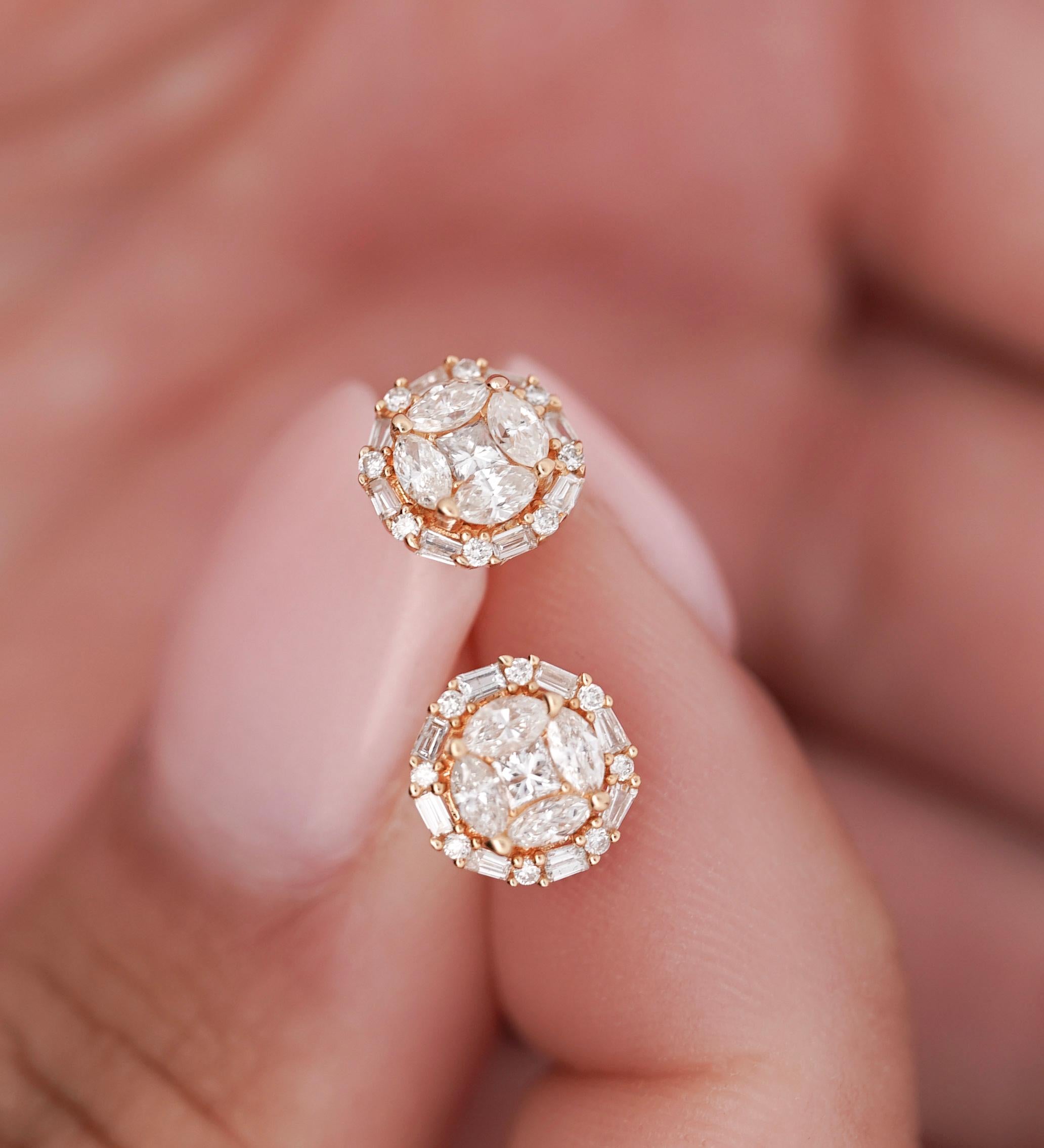 Moderno Orecchini a perno in oro 18K con diamanti naturali a grappolo da 0,72 carati con incastonatura a illusione in vendita