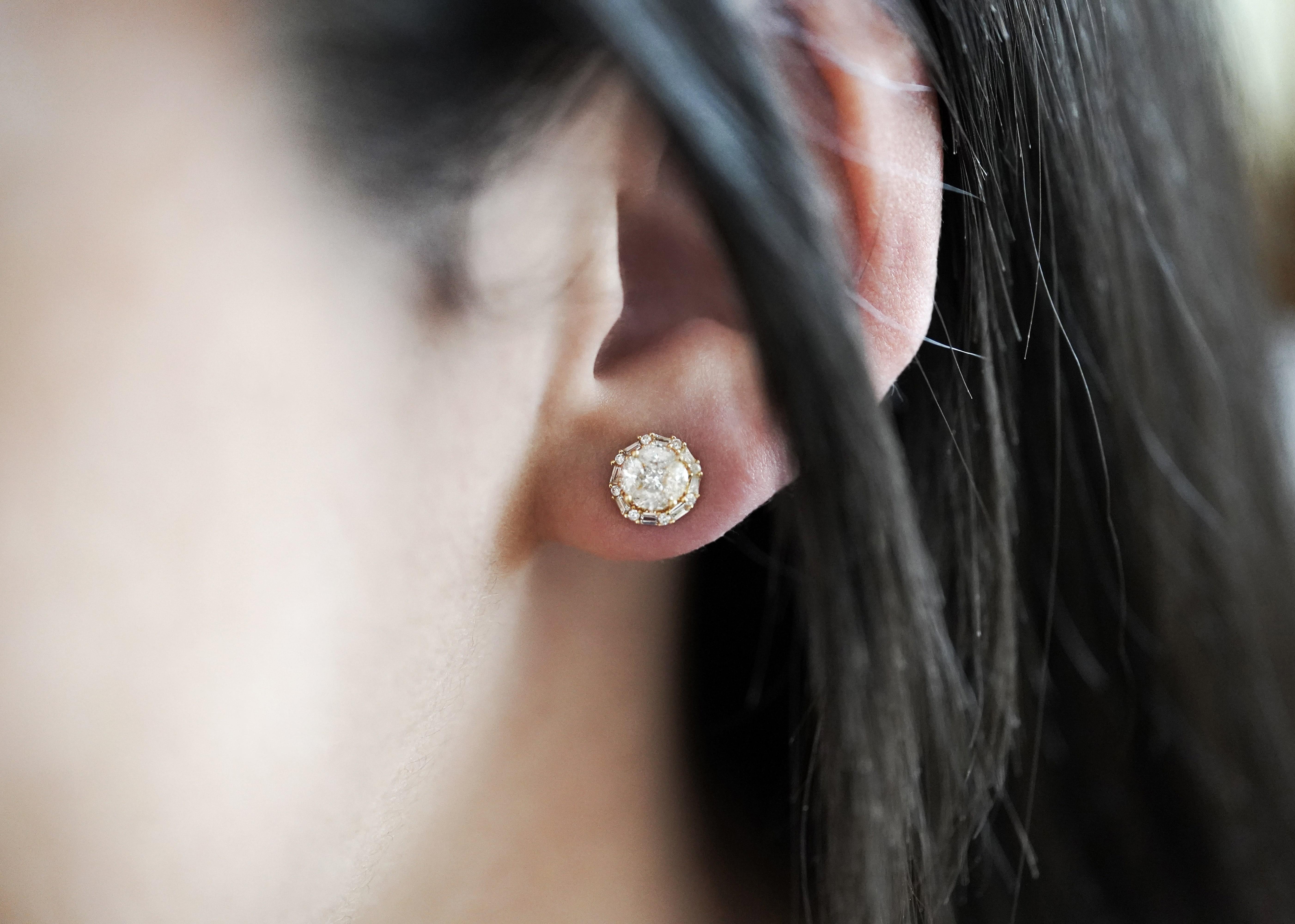 Orecchini a perno in oro 18K con diamanti naturali a grappolo da 0,72 carati con incastonatura a illusione In condizioni Nuovo in vendita a Miami, FL
