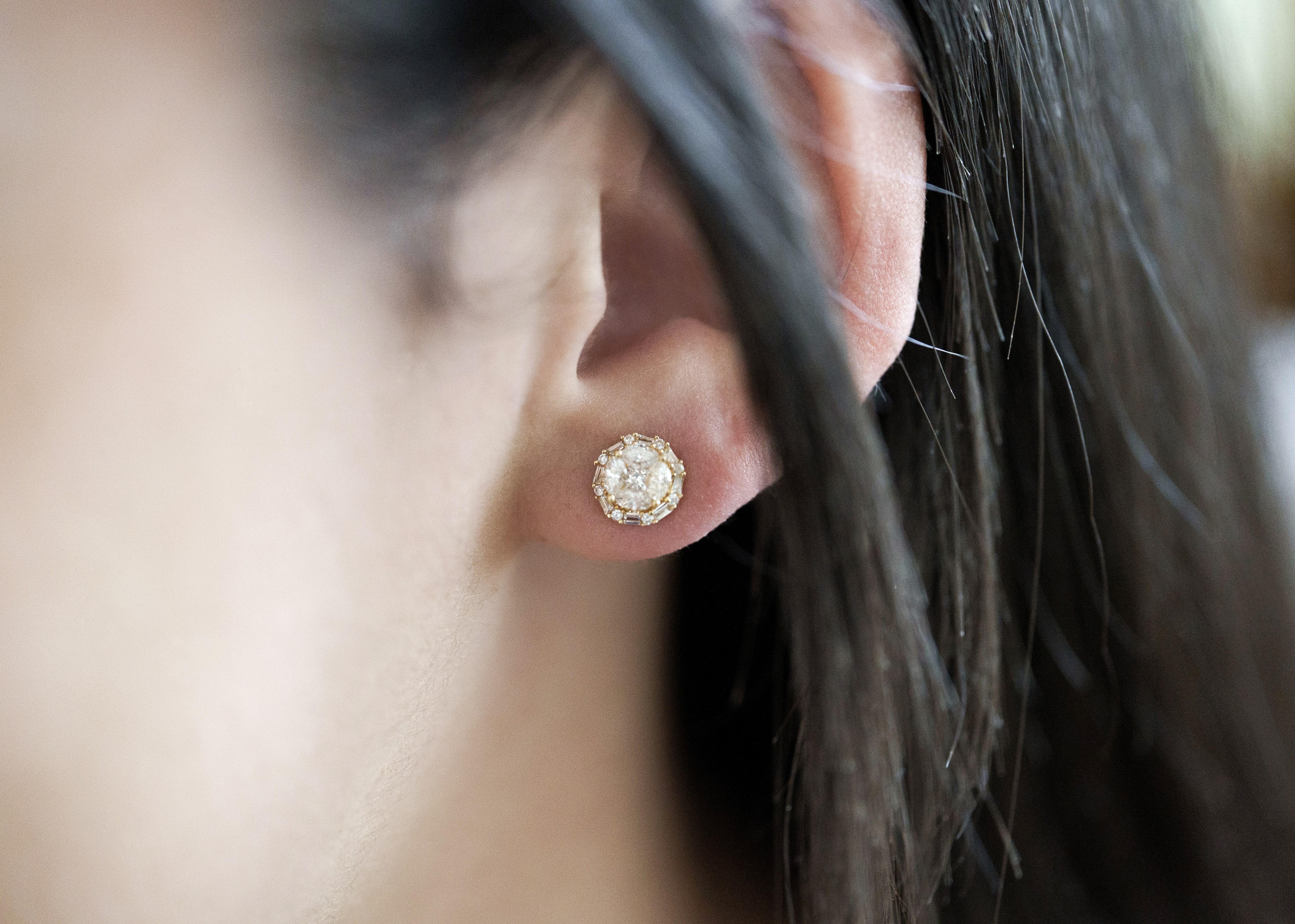 da uomo o donna Orecchini a perno in oro 18K con diamanti naturali a grappolo da 0,72 carati con incastonatura a illusione in vendita