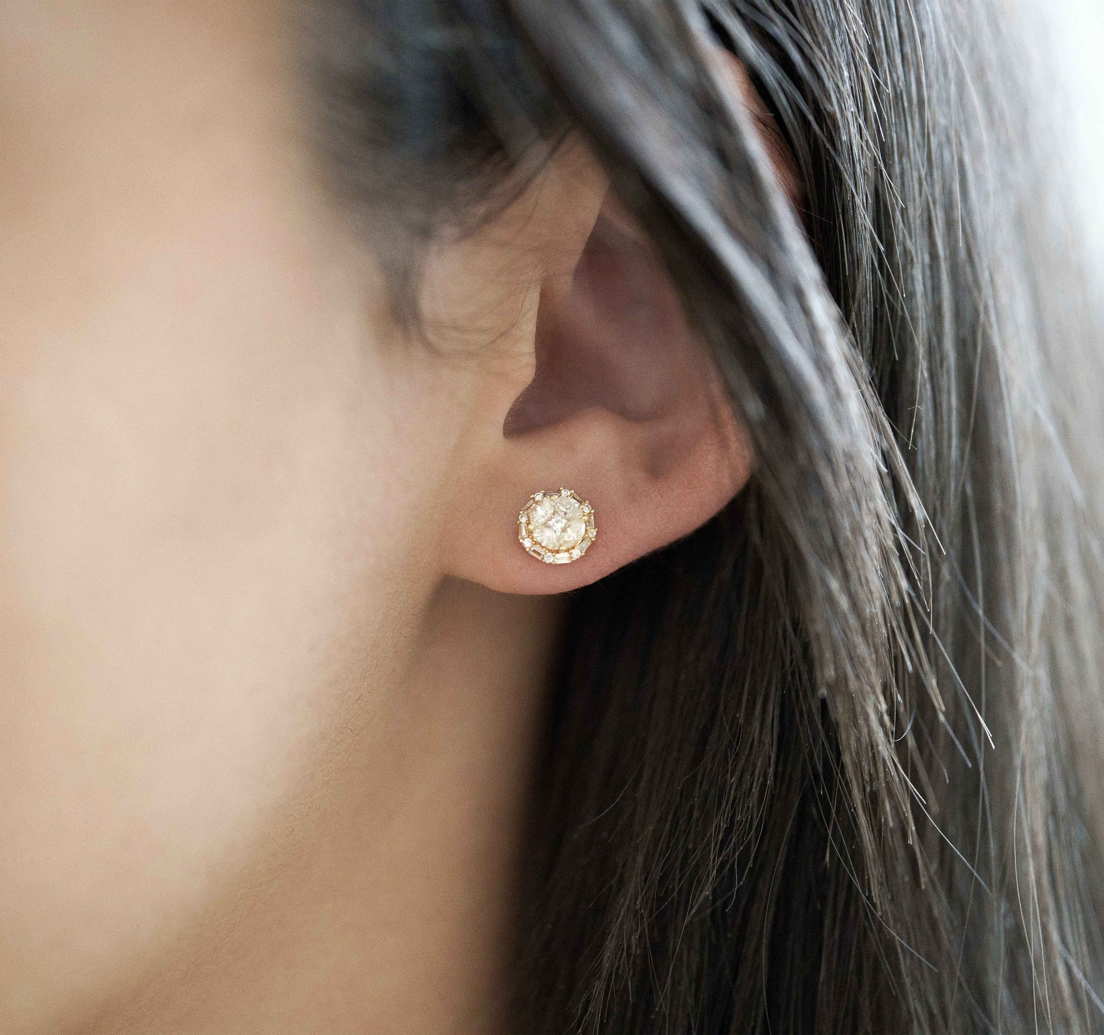 Orecchini a perno in oro 18K con diamanti naturali a grappolo da 0,72 carati con incastonatura a illusione in vendita 1