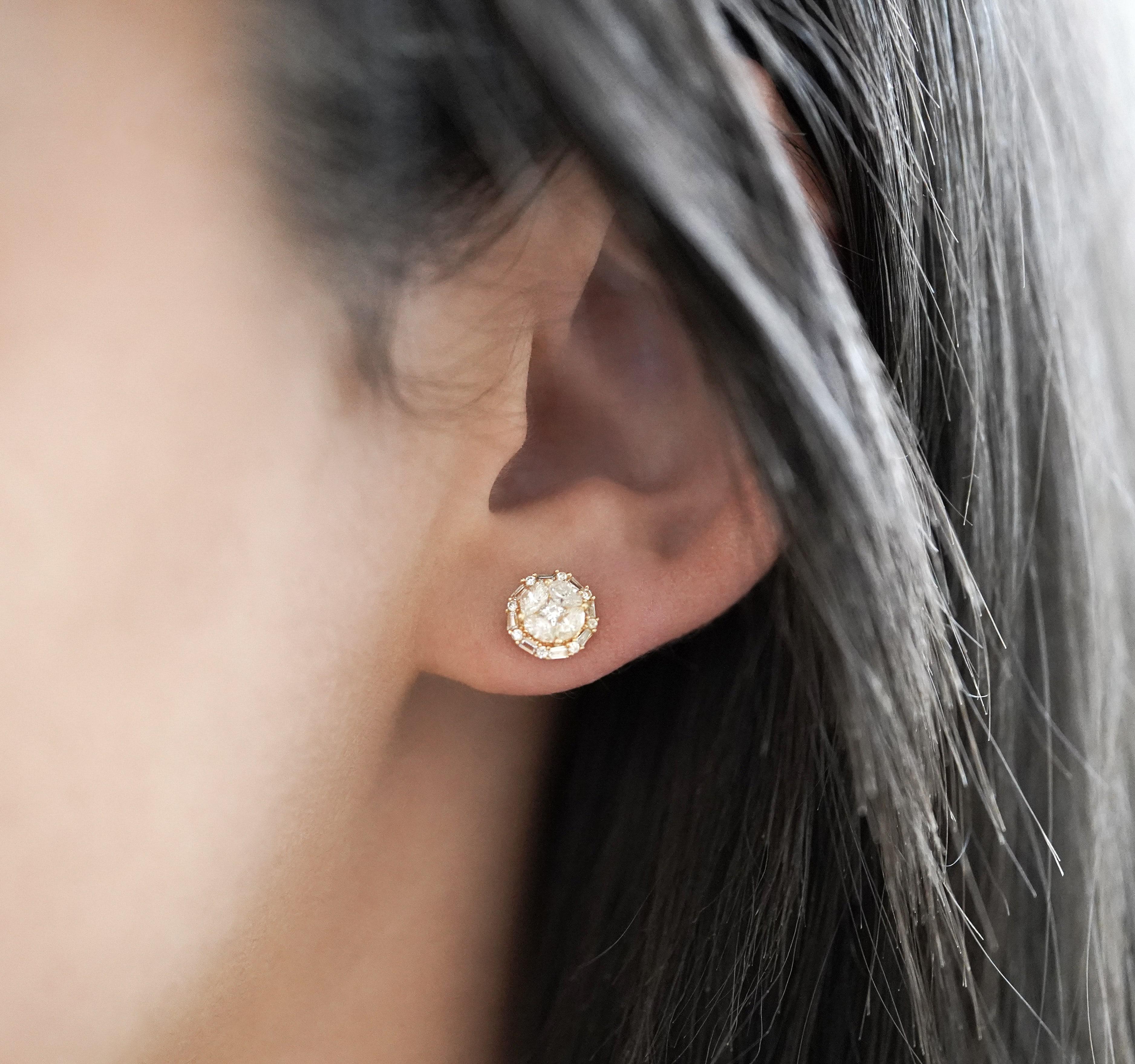 Orecchini a perno in oro 18K con diamanti naturali a grappolo da 0,72 carati con incastonatura a illusione in vendita 2