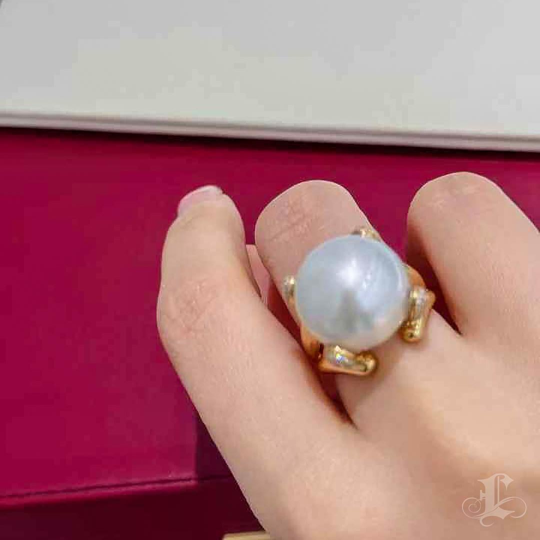 Inspired by the graceful beauty of nature, the Aurora Bloom South Sea Pearl Ring features a breathtaking 16.5mm South Sea pearl, a rare treasure celebrated for its luminous luster and unparalleled size. The organic, flower-branch-inspired design in