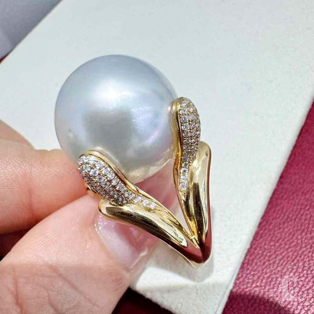 Leaf Diamond Aurora South Sea Pearl Gala Statement Ring In New Condition In New York, NY