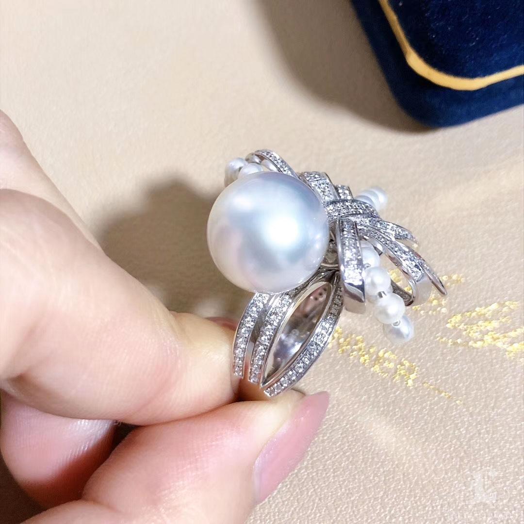 【Crown Radiance】Grand Bow South Sea Pearl & Diamond Cocktail Ring in 18k Gold For Sale 6