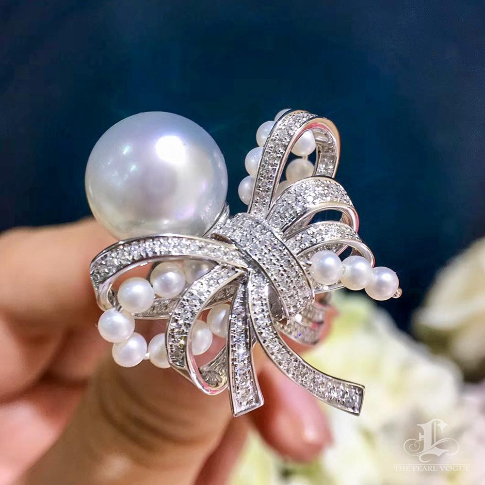 【Crown Radiance】Grand Bow South Sea Pearl & Diamond Cocktail Ring in 18k Gold In New Condition For Sale In New York, NY