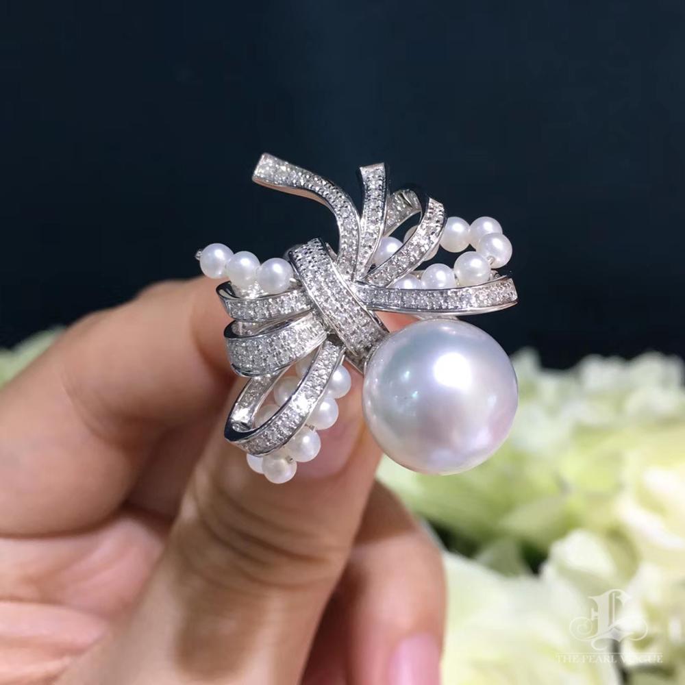 【Crown Radiance】Grand Bow South Sea Pearl & Diamond Cocktail Ring in 18k Gold For Sale 1