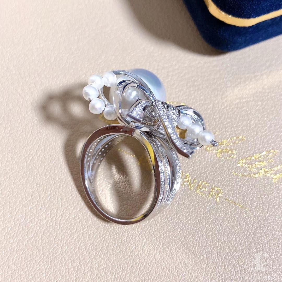 【Crown Radiance】Grand Bow South Sea Pearl & Diamond Cocktail Ring in 18k Gold For Sale 3